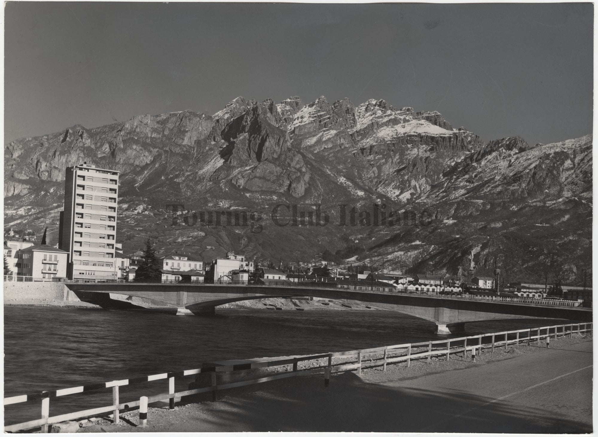 Lecco: veduta del ponte Kennedy sull'Adda con il Monte Resegone, 1950