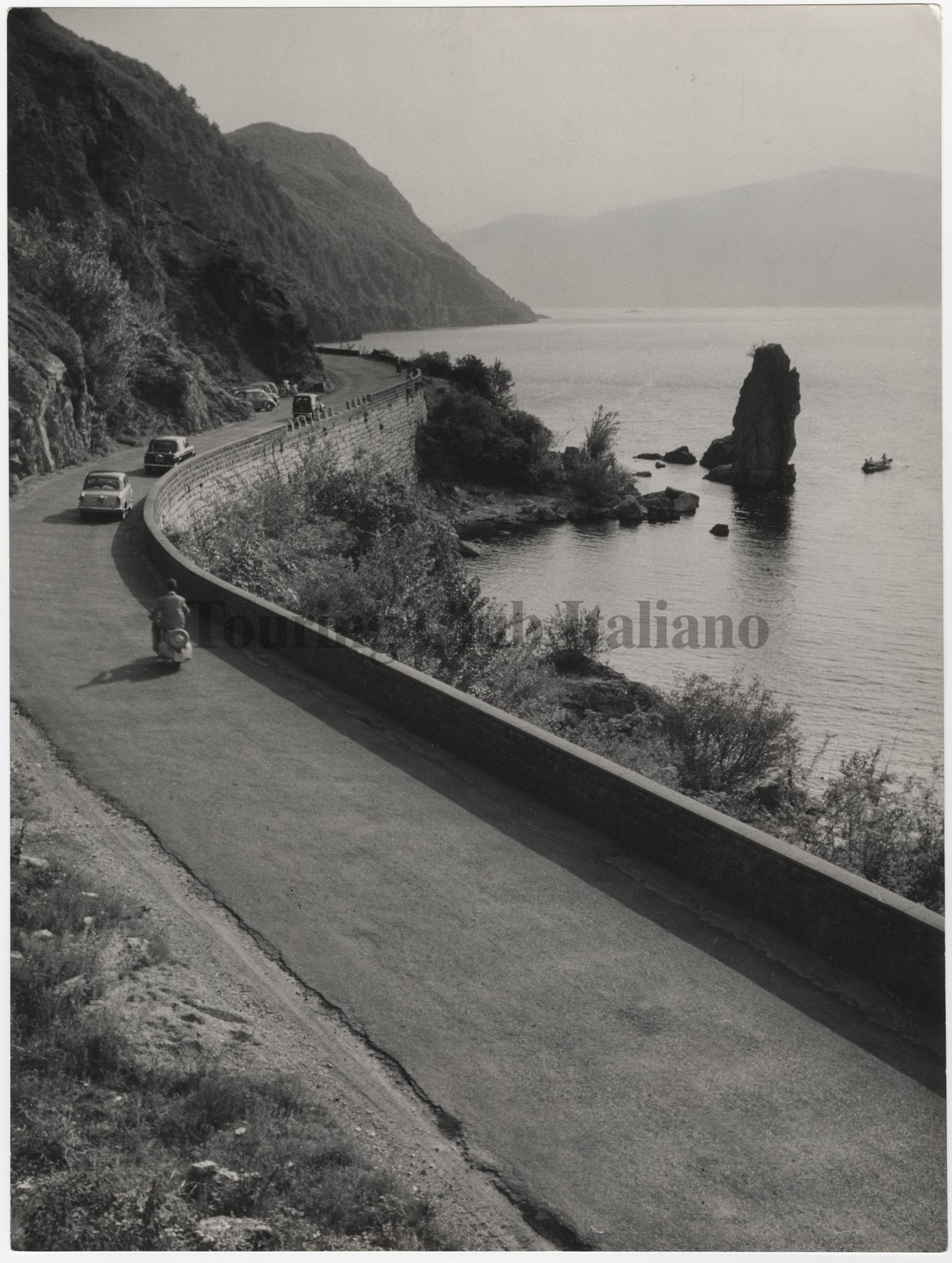 Veduta della strada Caldè-Laveno al Sasso Galletto, 1950