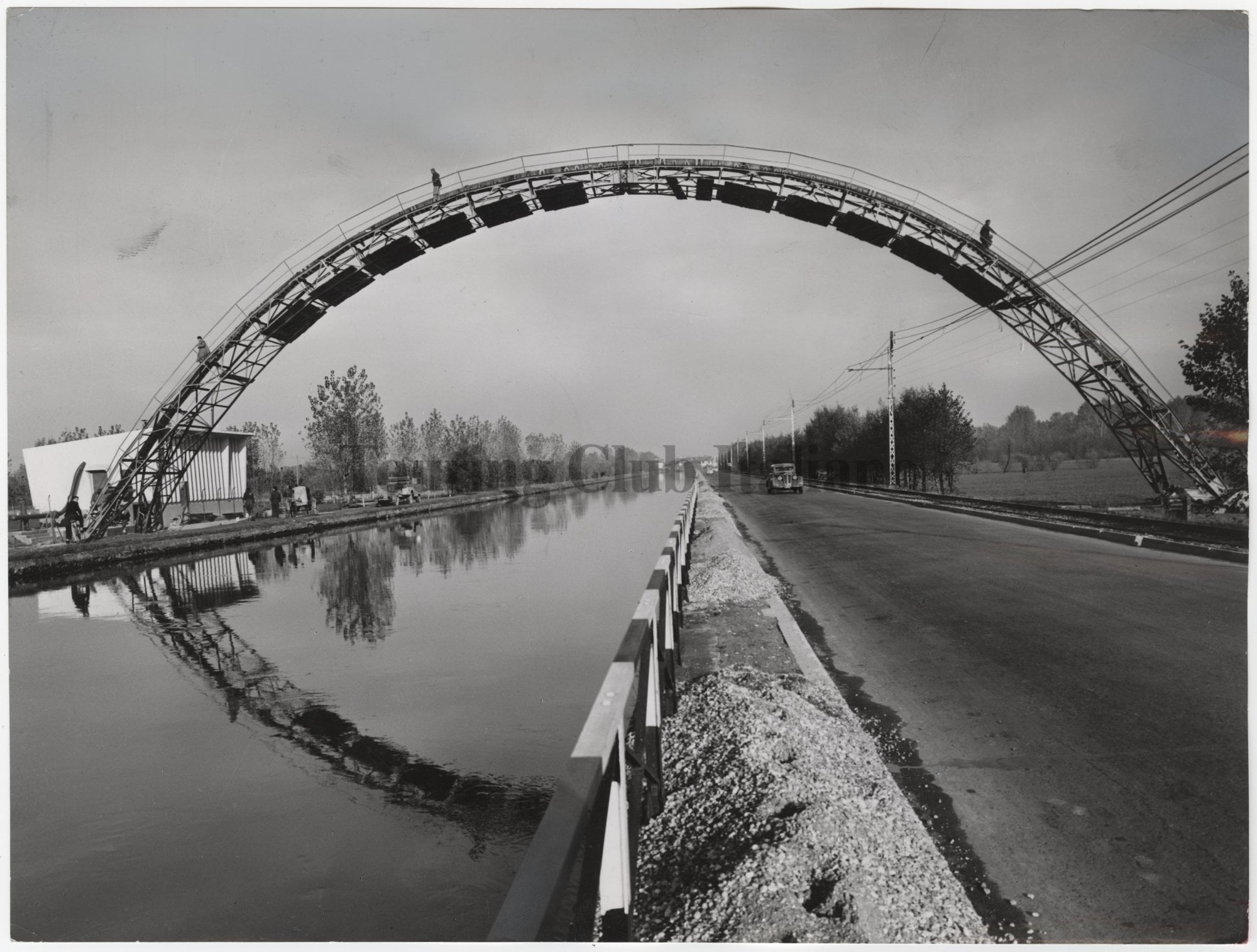 Metanodotto della SNAM Cremona-Busto Arsizio: veduta del ponte ad arco sul naviglio nei pressi di Trezzano, 1954