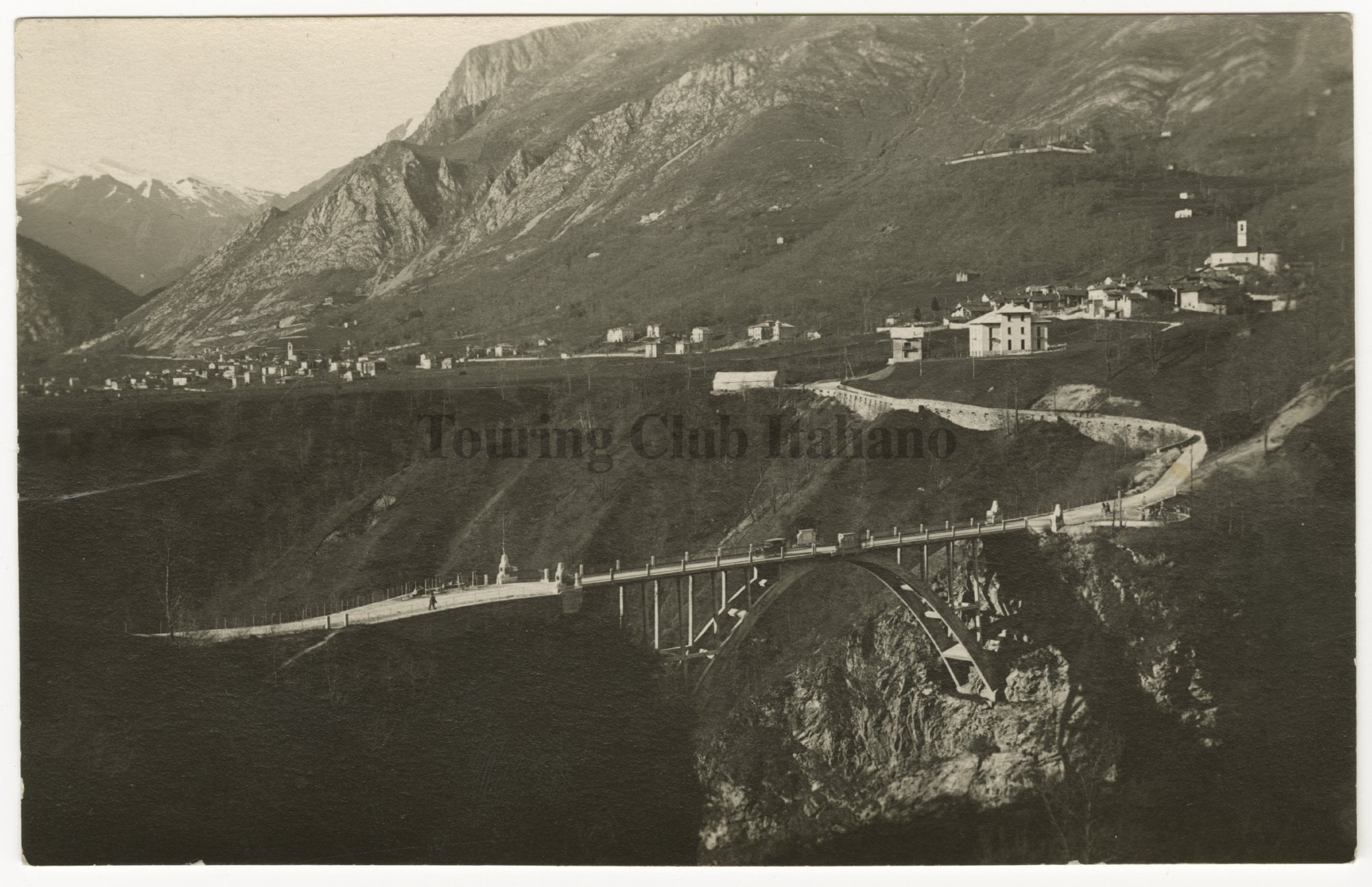 Veduta del ponte della Vittoria e la Valsassina, 1920