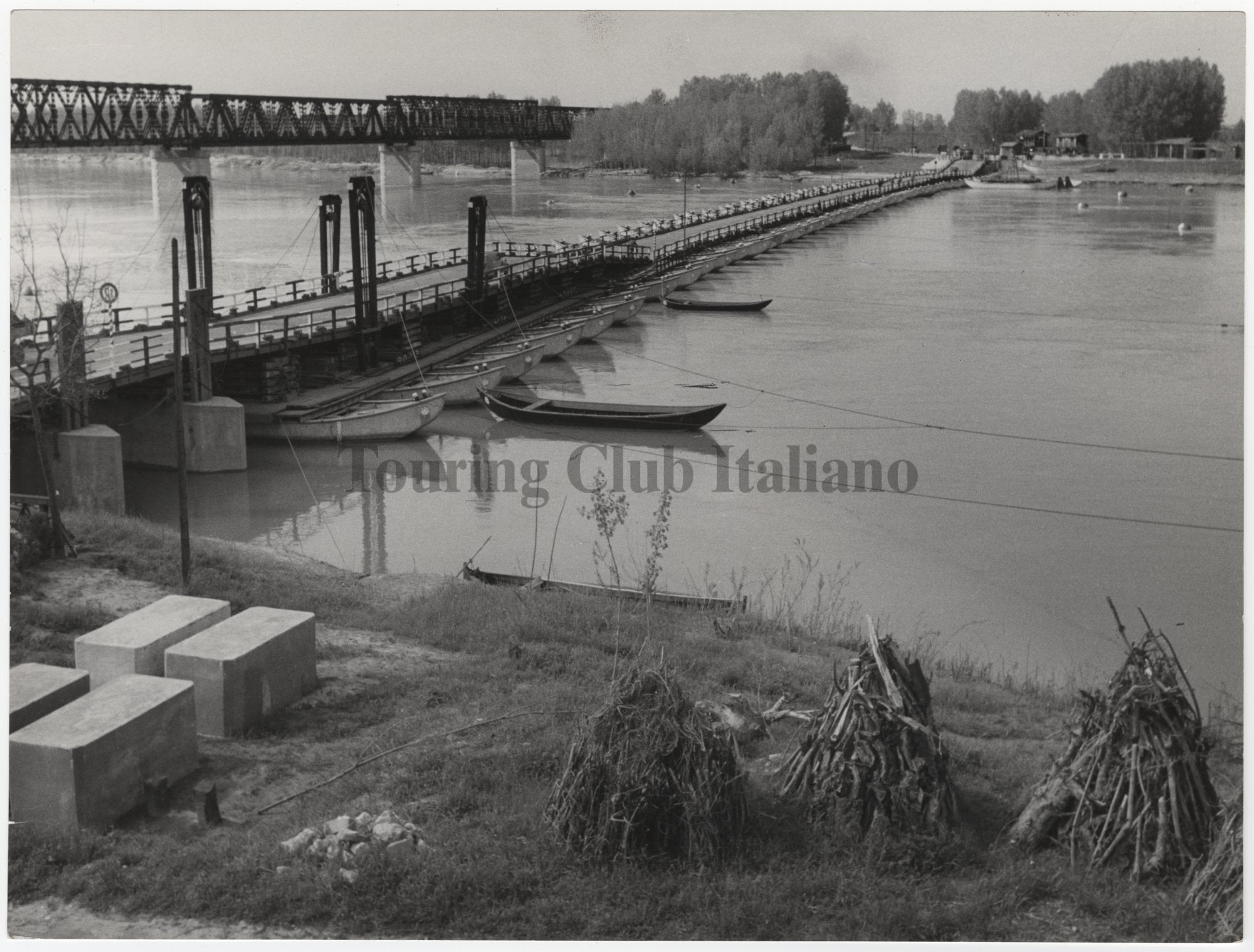 Borgoforte: il ponte in chiatte e il ponte ferroviario sul Po, 1950
