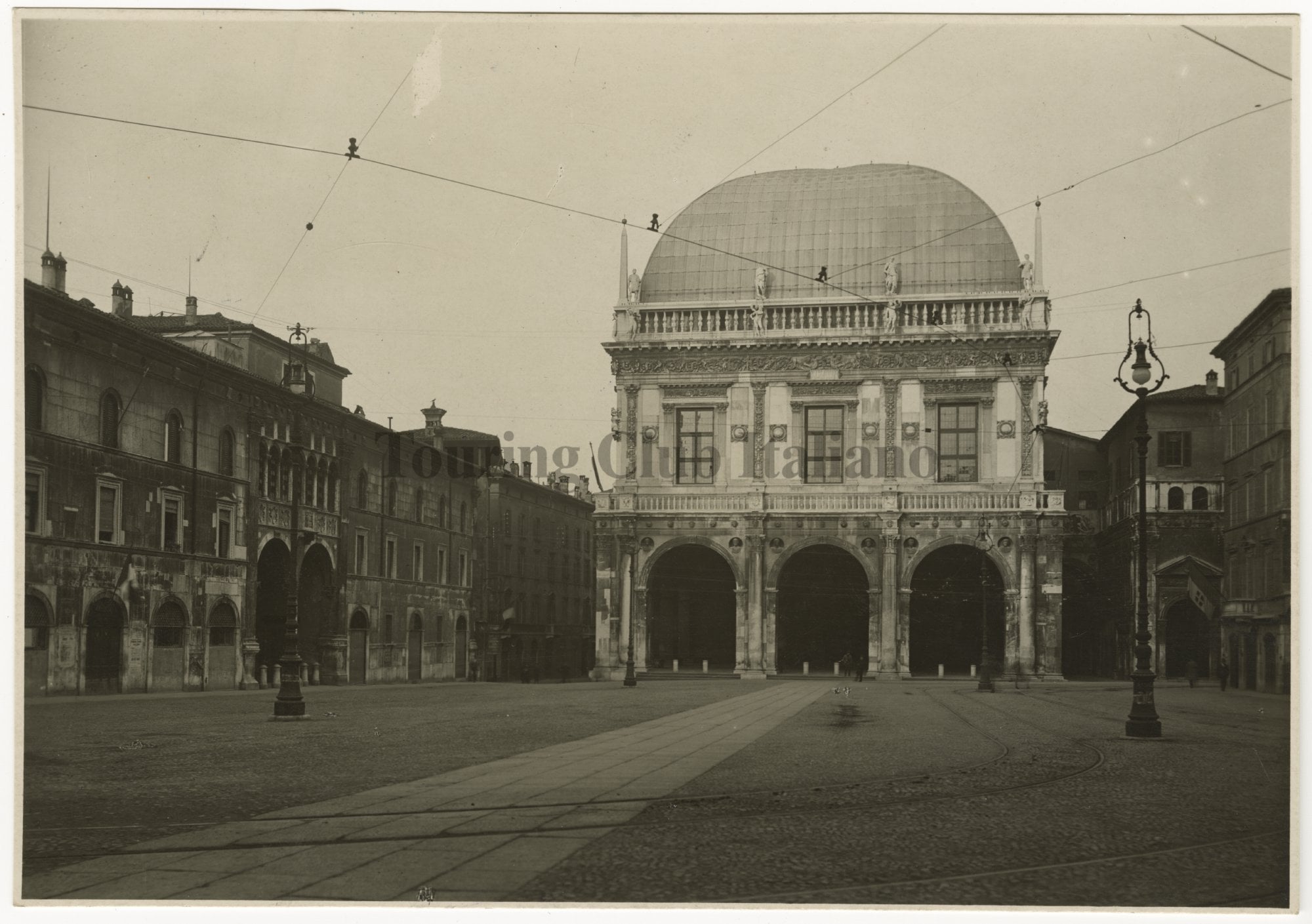 Veduta della piazza e del palazzo della Loggia, 1930