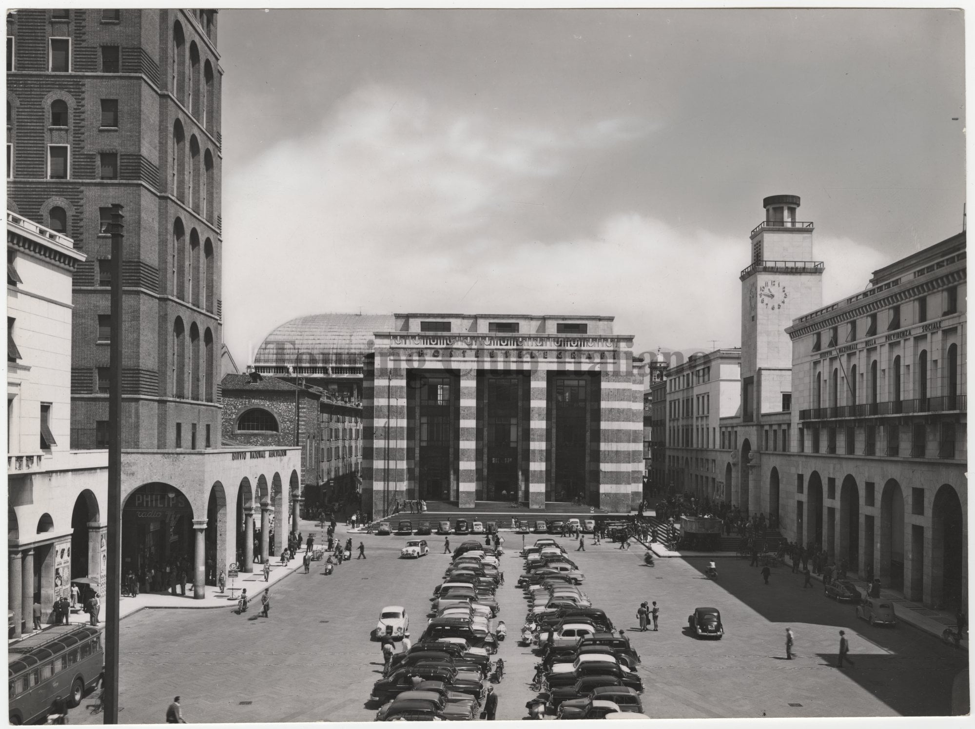 Veduta di Piazza della Vittoria a Brescia, 1950