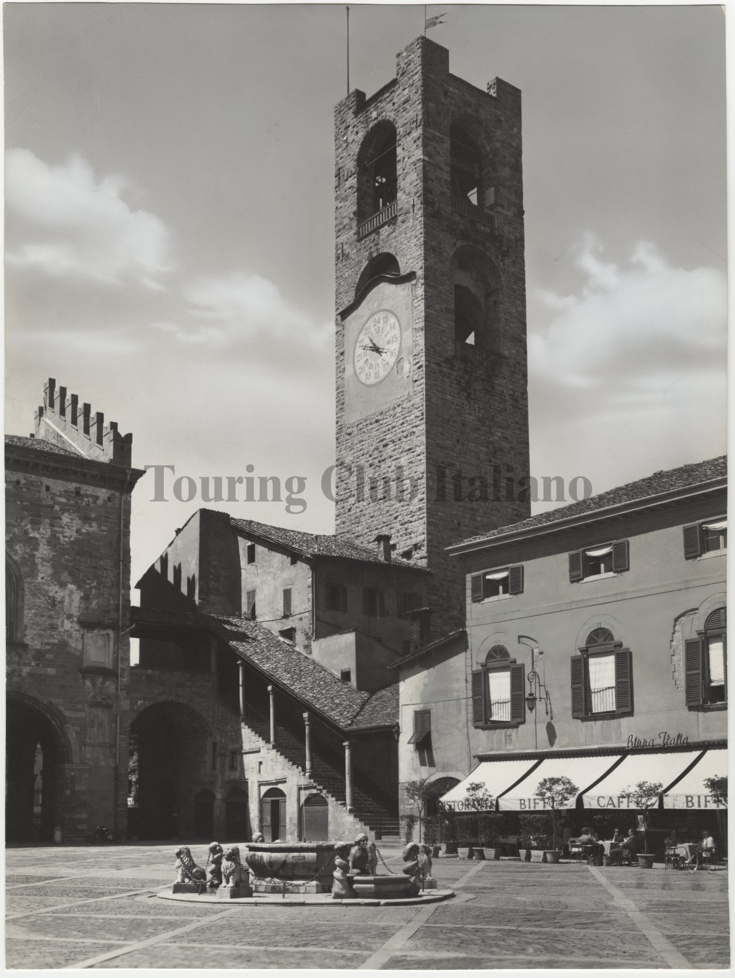 Veduta di Piazza Vecchia e la Torre del Comune a Bergamo, 1950