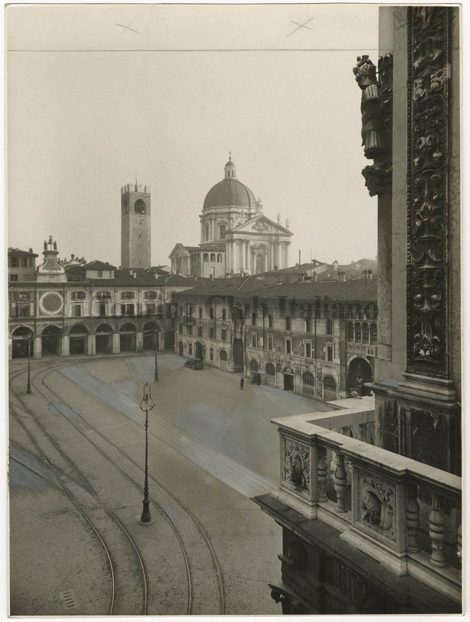 Brescia: veduta di piazza della Loggia e i suoi palazzi, 1930