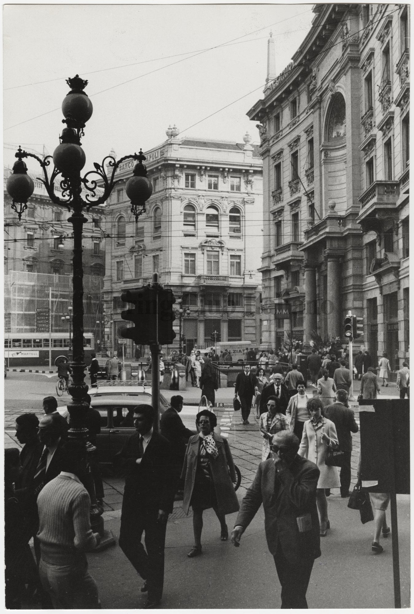 Passanti in piazza Cordusio a Milano, 1970