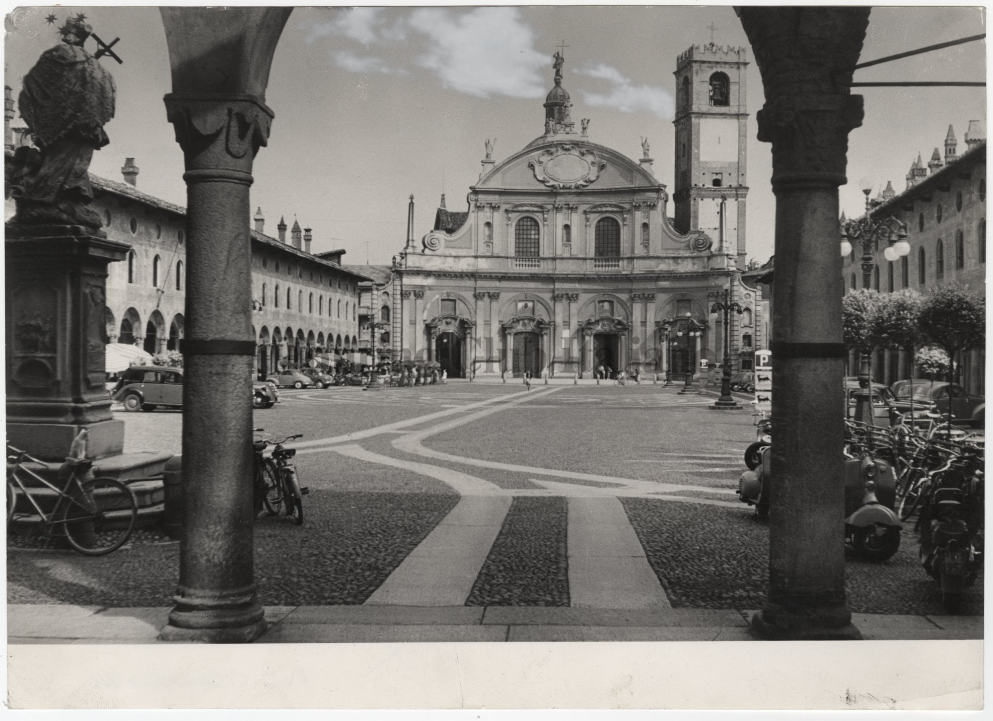 Vigevano: veduta di Piazza Ducale con la facciata e il campanile del Duomo, 1950