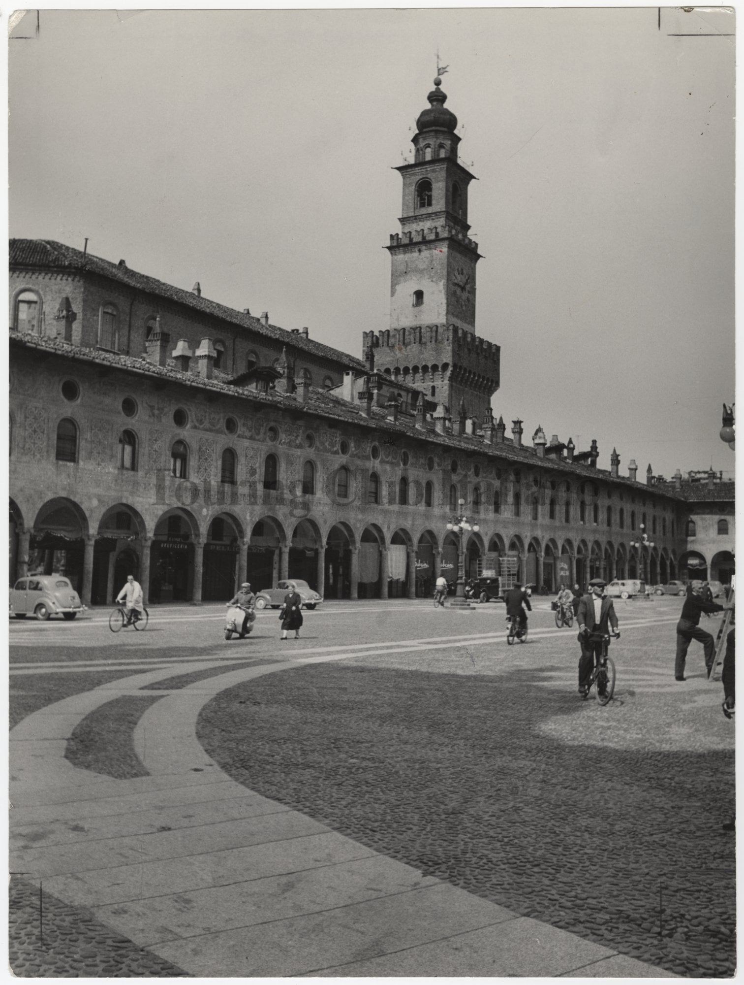 Vigevano: veduta di Piazza Ducale con gli edifici a portici e la Torre del Castello, 1950