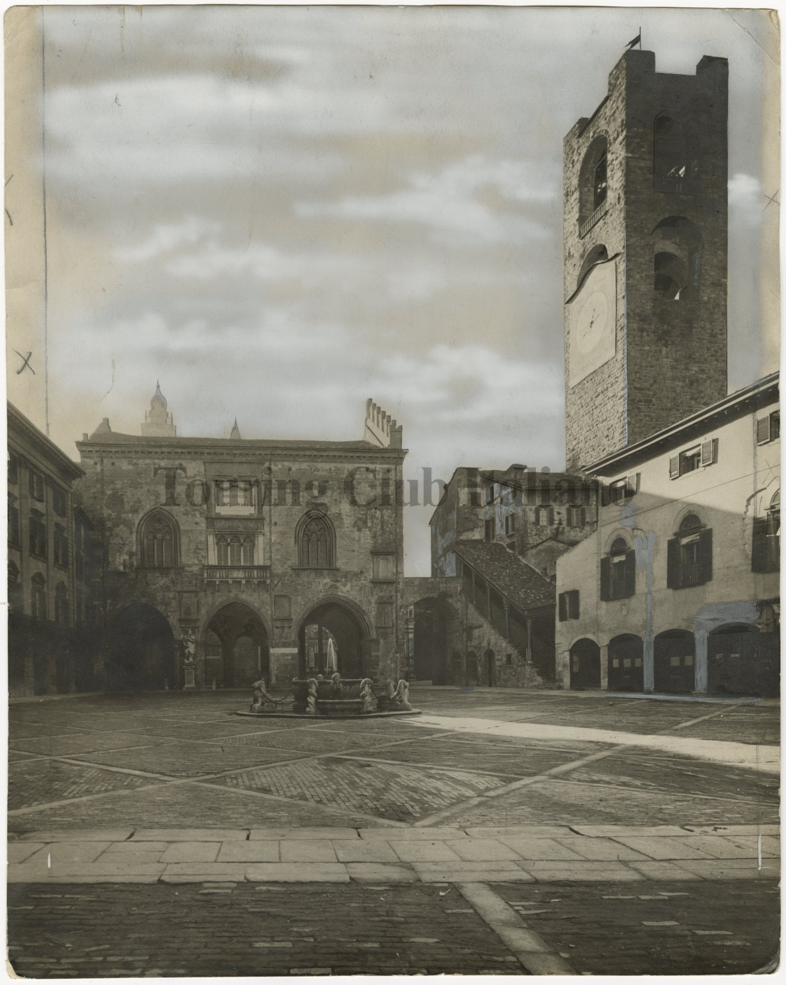Piazza Vecchia a Bergamo, 1920