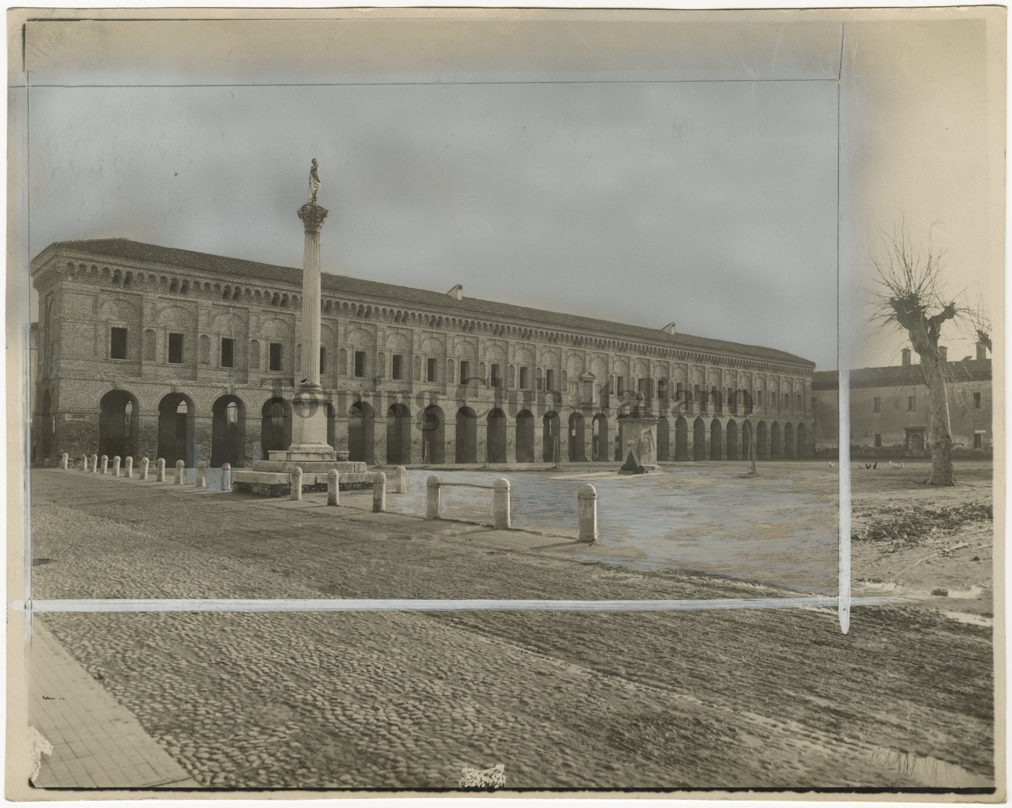 Facciata della galleria degli Antichi nella piazza del Giardino a Sabbioneta, 1920