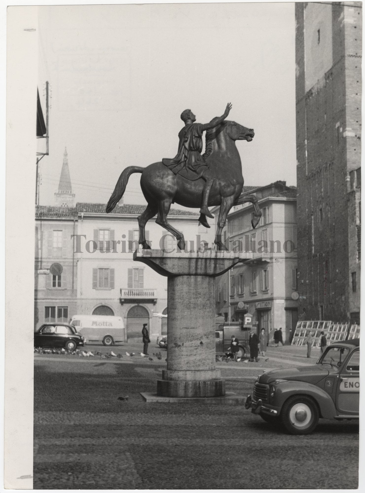 Il Regisole, statua di Francesco Messina, in piazza Duomo a Pavia, 1950