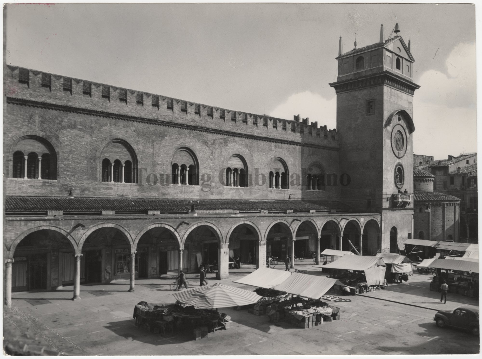 Veduta di Piazza delle Erbe con il Palazzo della Ragione a Mantova, 1950