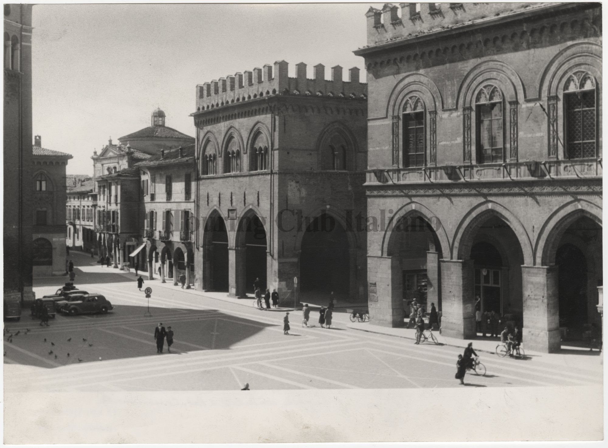 Veduta di Piazza del Comune a Cremona con la Loggia dei Militi e il Palazzo Comunale, 1950