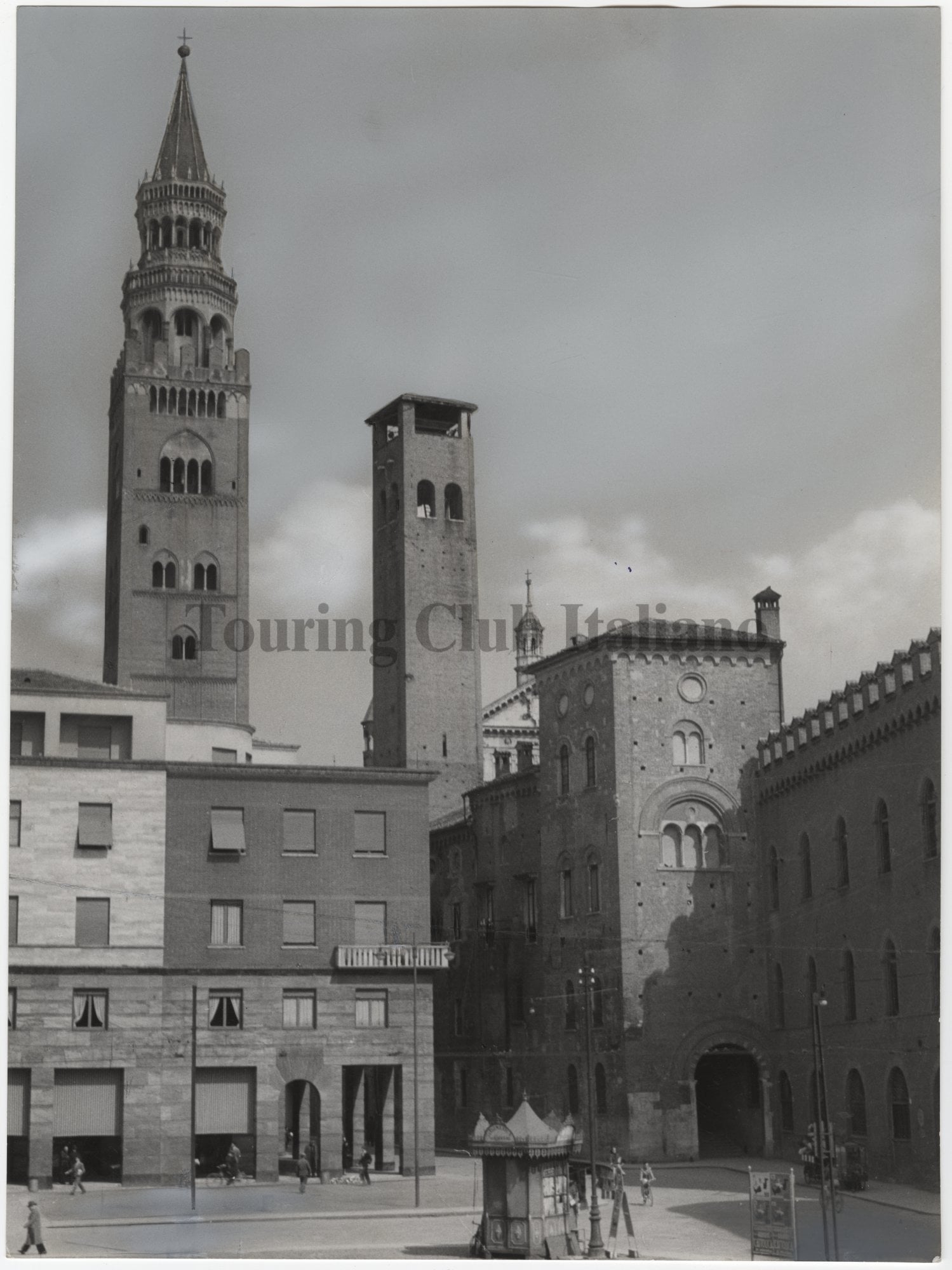 Veduta di Piazza Cavour a Cremona, 1950