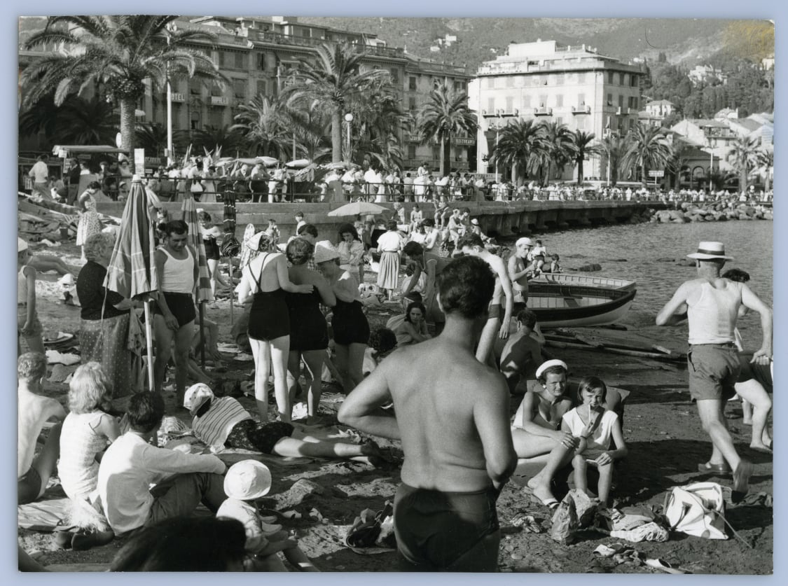 Turisti sulla spiaggia libera di Rapallo, 1964
