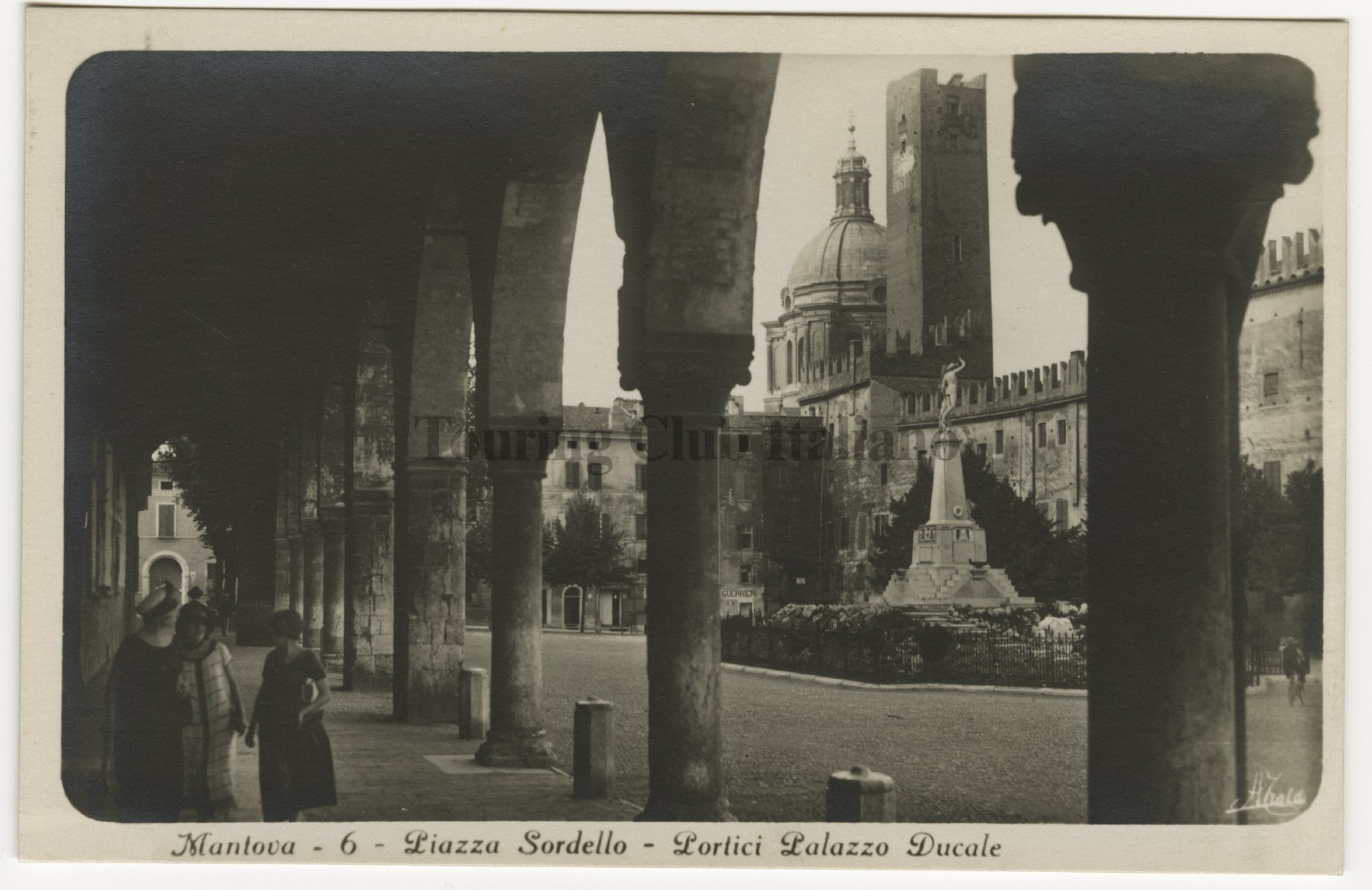 Piazza Sordello dai portici di Palazzo Ducale a Mantova, 1937