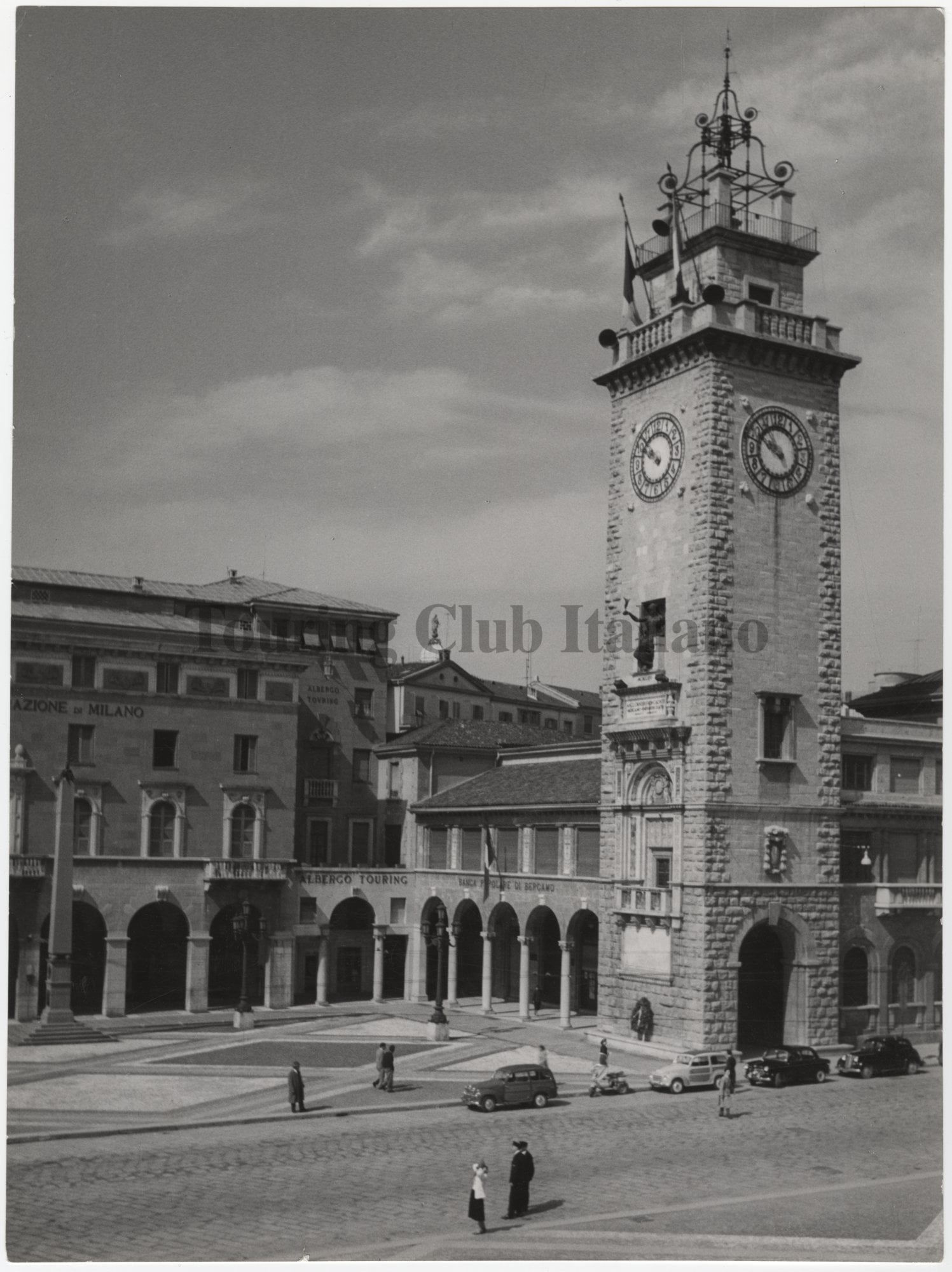La torre dei Caduti in Piazza Vittorio Veneto a Bergamo, 1950