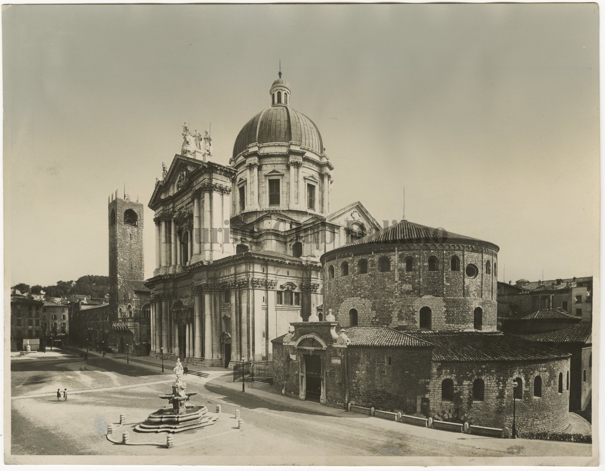 Brescia: veduta di Piazza del Duomo e i suoi monumenti, 1930
