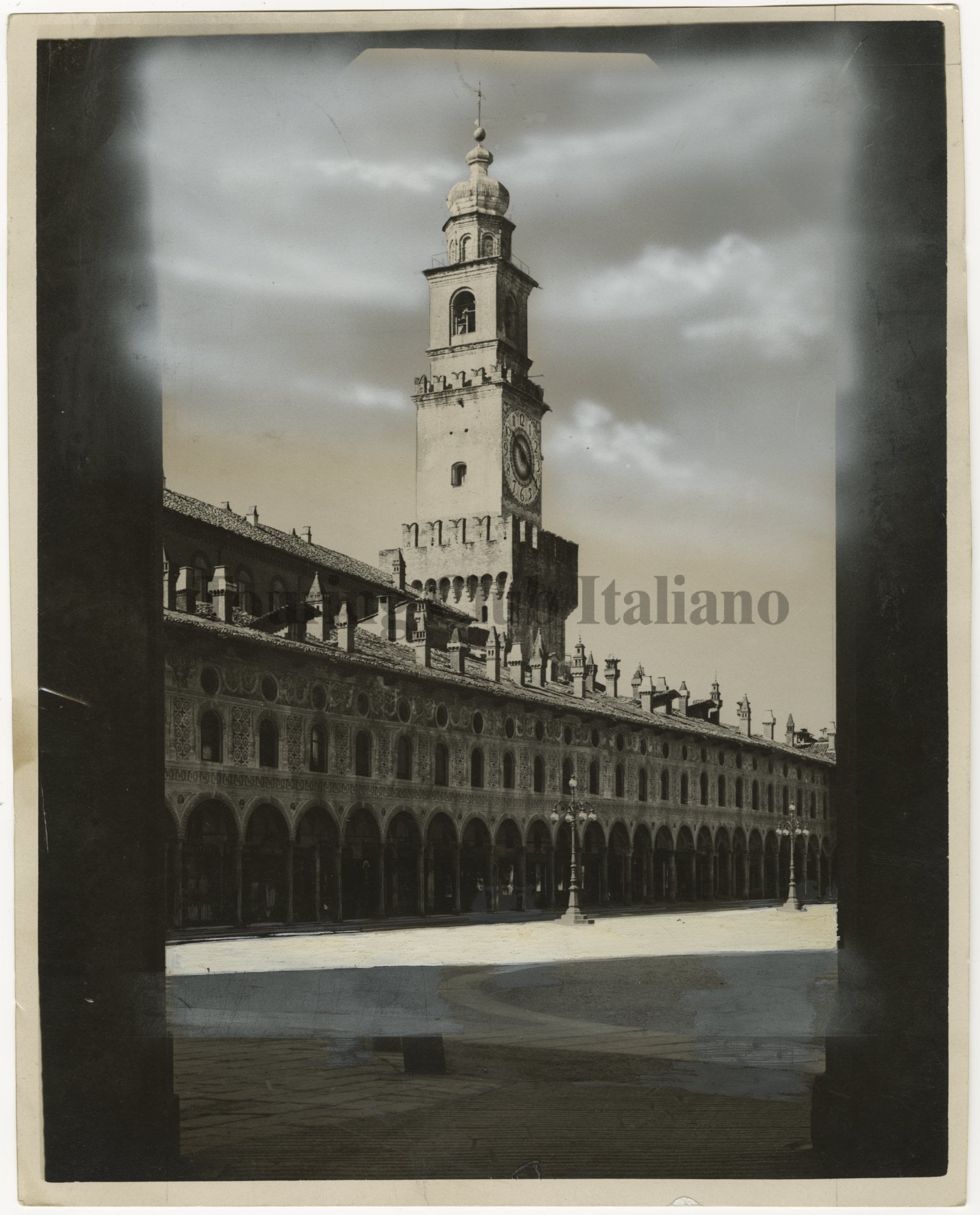 Veduta di Piazza Ducale a Vigevano, 1920