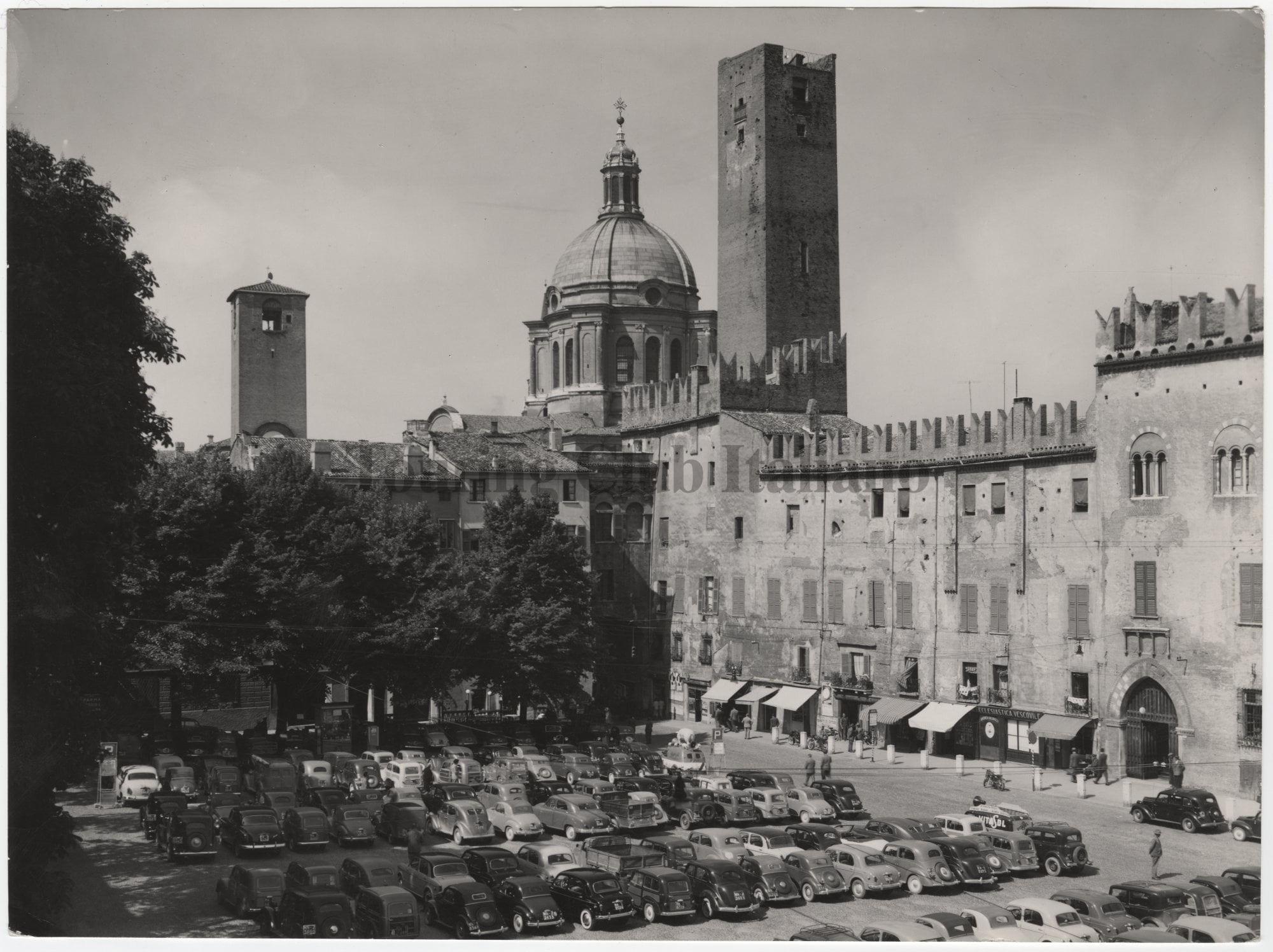 Veduta di Piazza Sordello con la cupola di Sant'Andrea e la Torre della Gabbia a Mantova, 1950