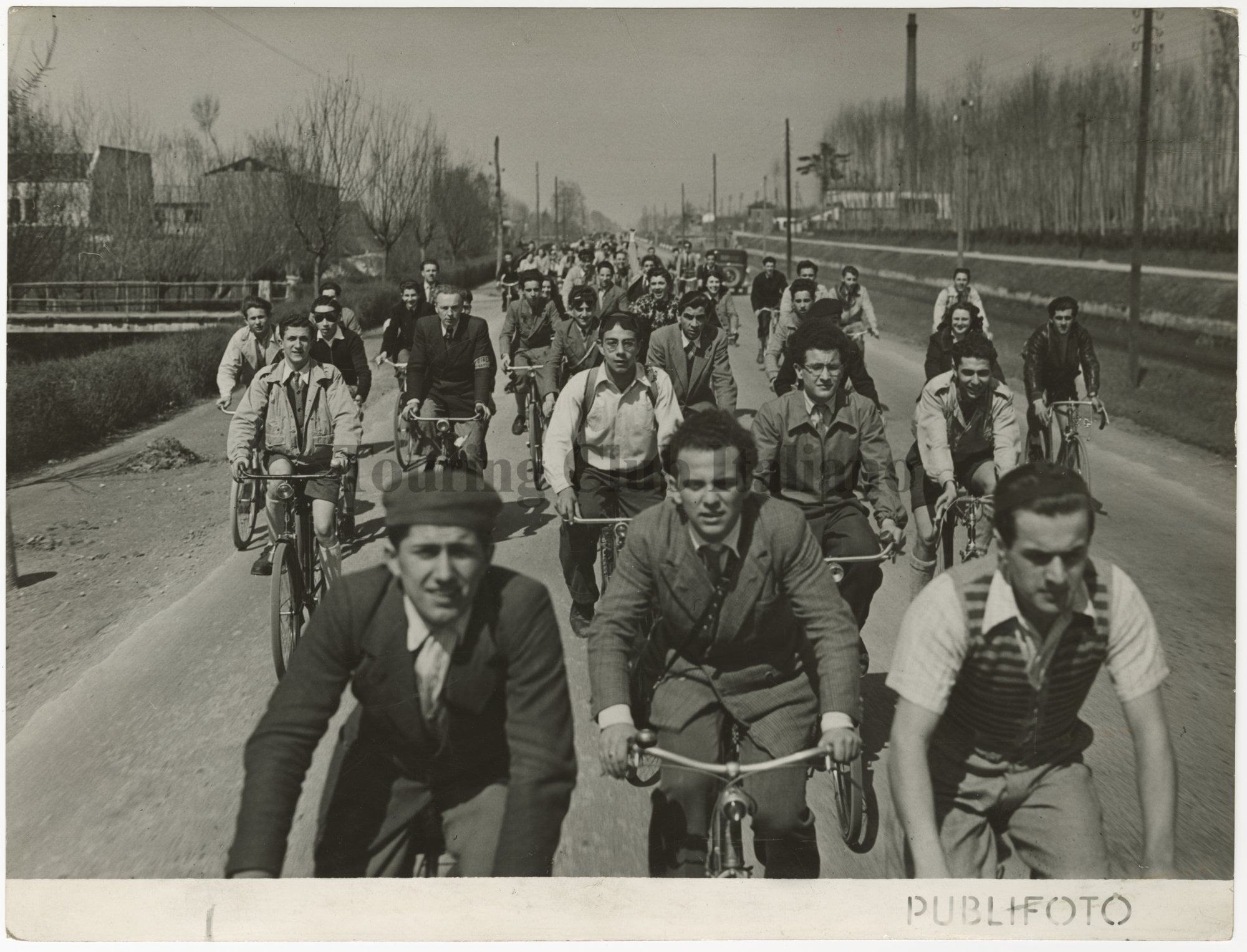 Studenti di alcuni licei di Milano in gita alla Certosa di Pavia, 1947