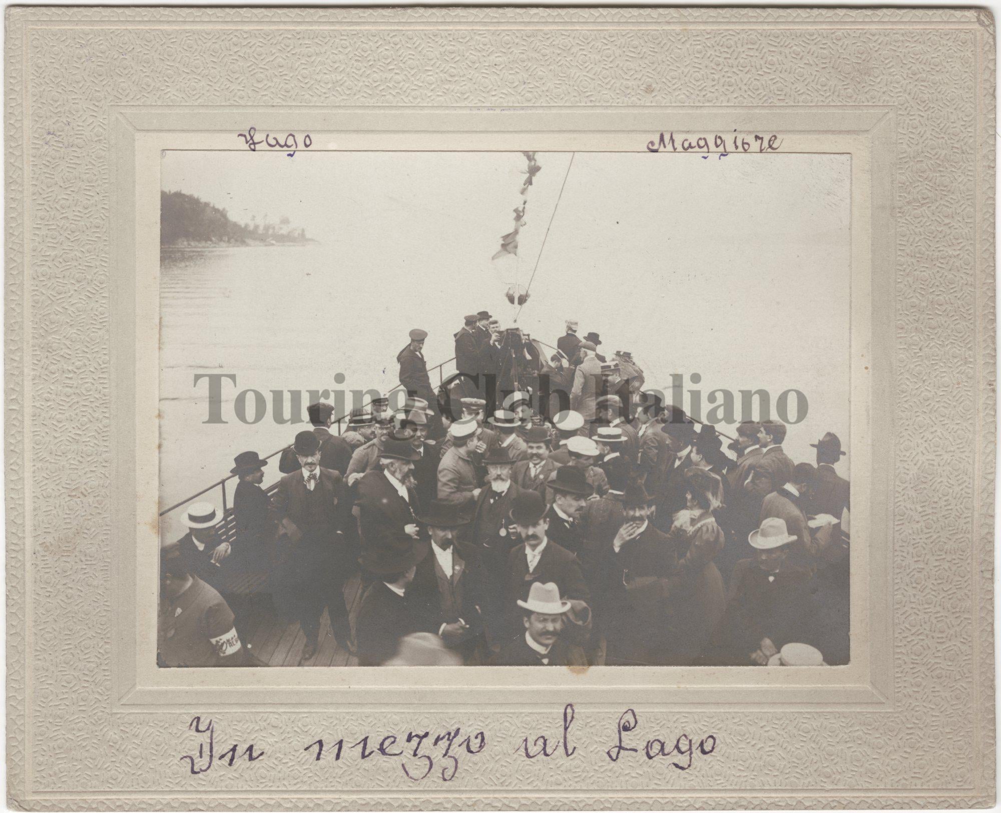 I soci durante l'attraversata del Lago Maggiore, 1905