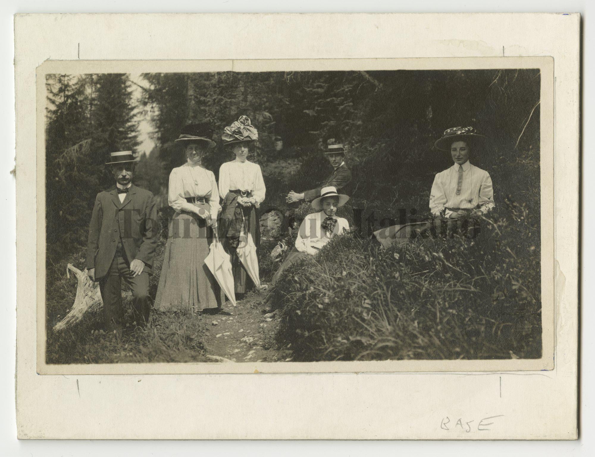 Sosta durante una gita nei boschi nei pressi di San Martino di Castrozza, 1910