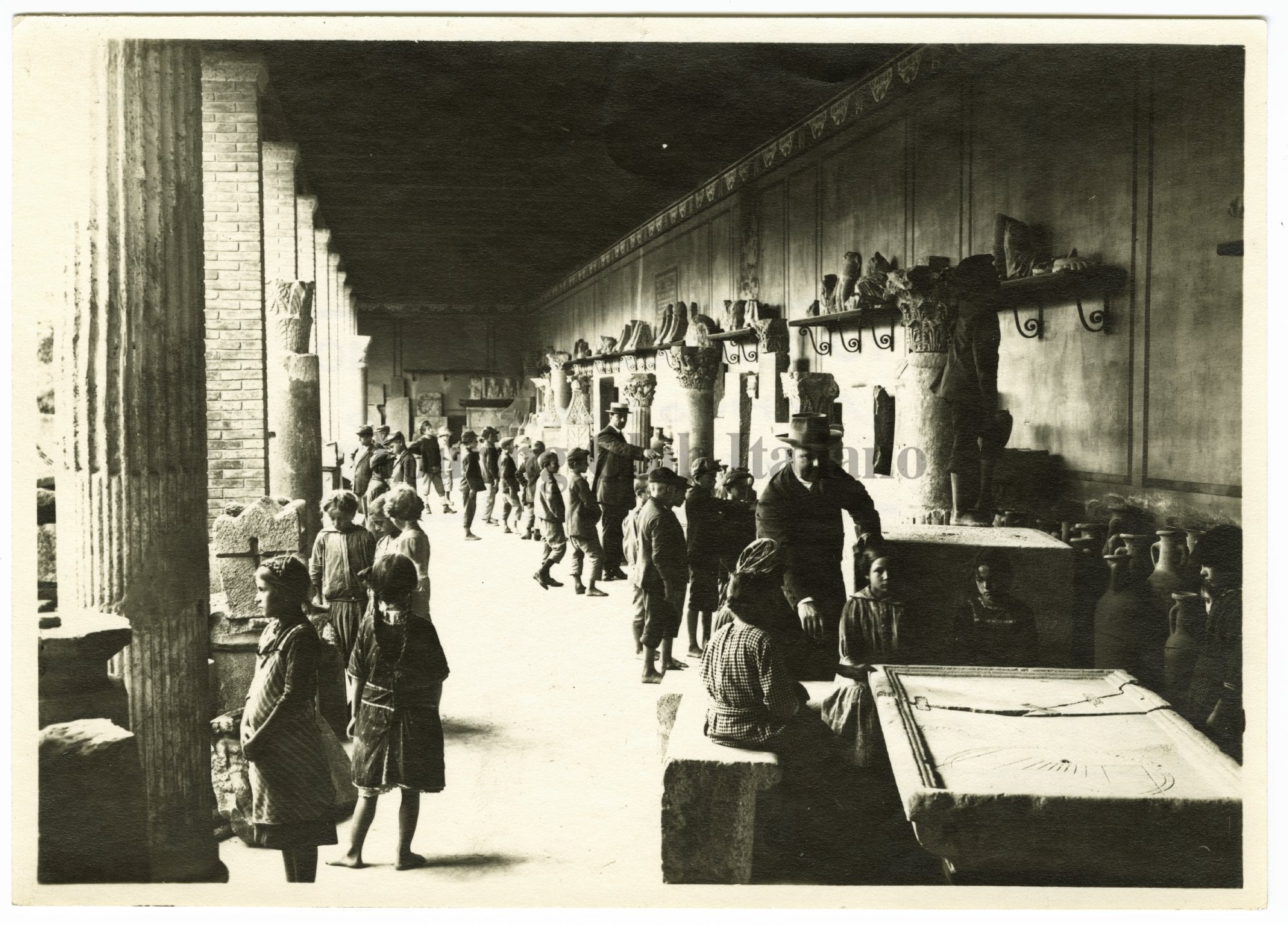 Lezione sulla meridiana nel museo di Aquileia, 1920