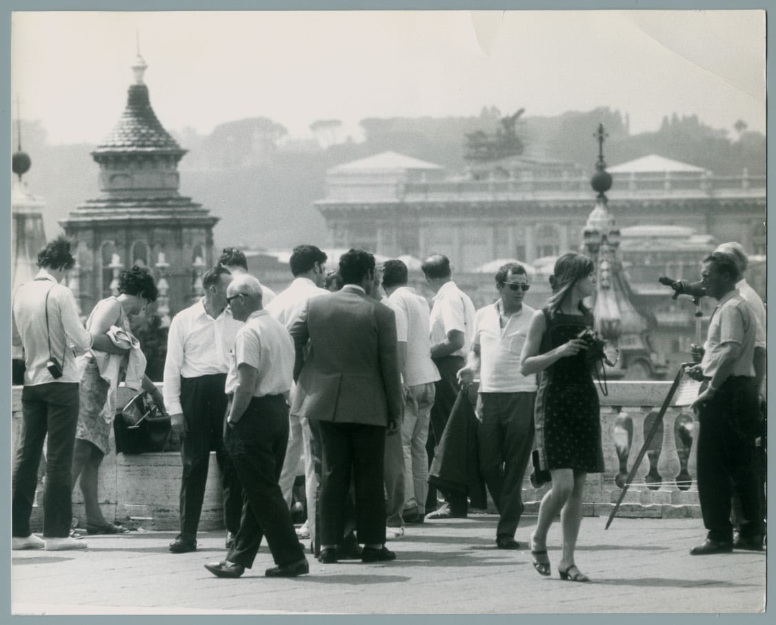 Turisti al Colle del Pincio a Roma, 1971