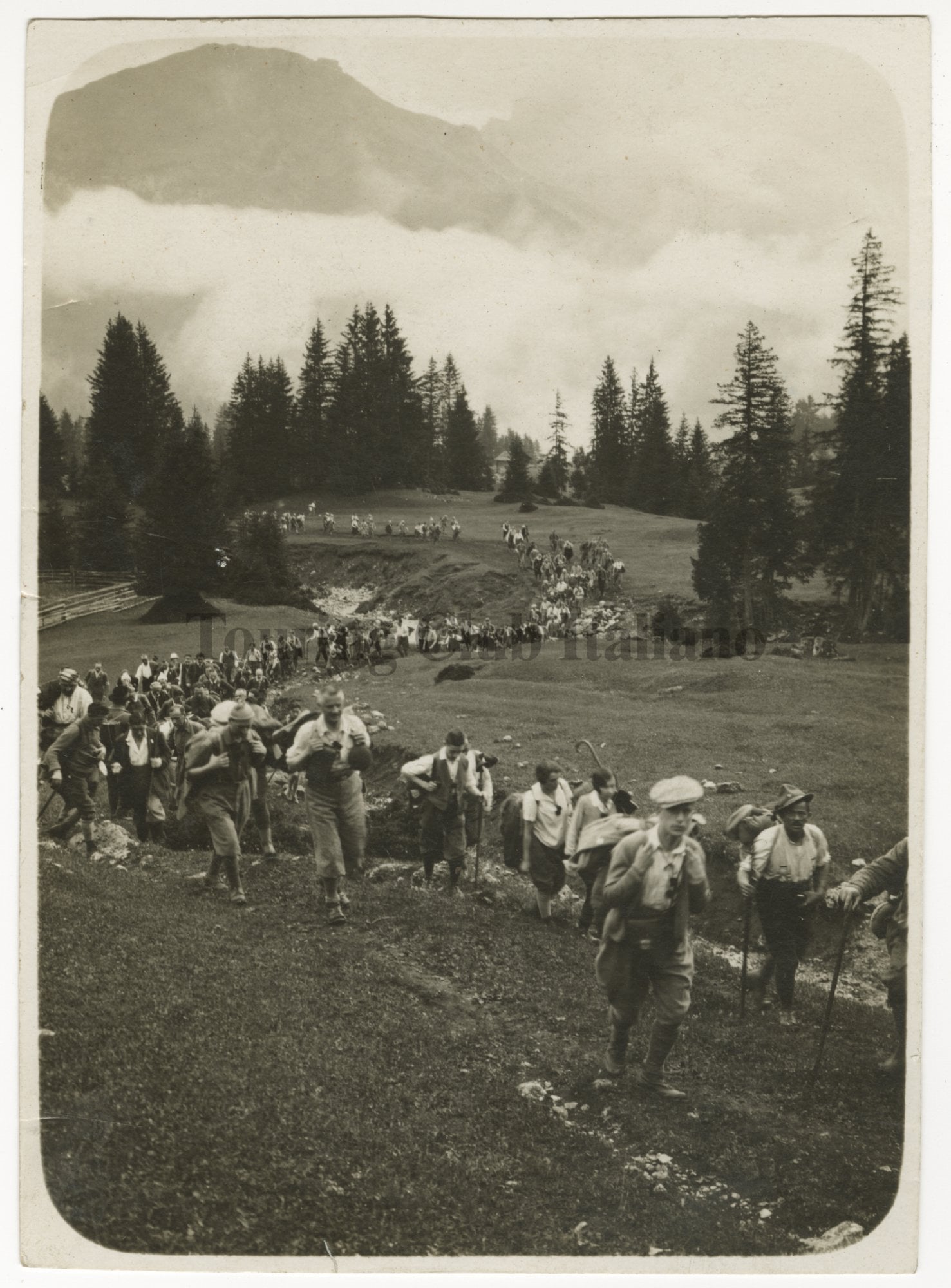 Escursionisti in marcia da S. Cristina di Val Gardena verso il Sassolungo, 1927