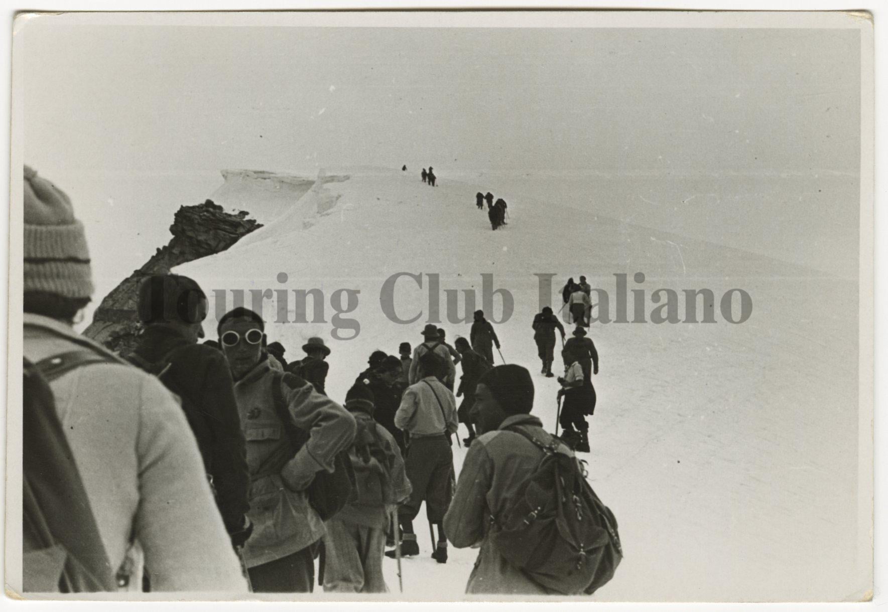 Escursionisti verso la vetta dell'Adamello, 1936
