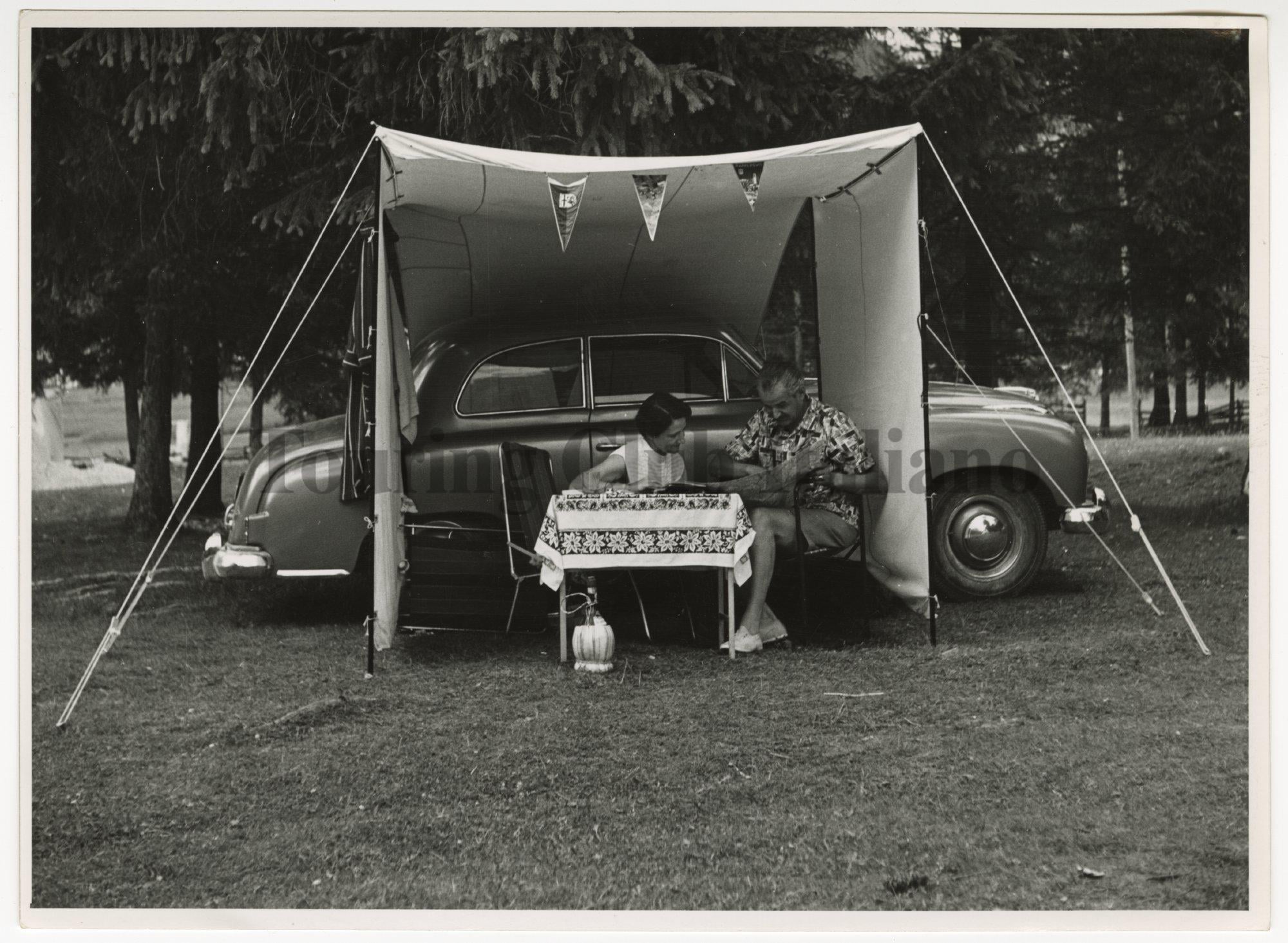 Campeggio del Touring a Canazei: una coppia durante una sosta, 1952