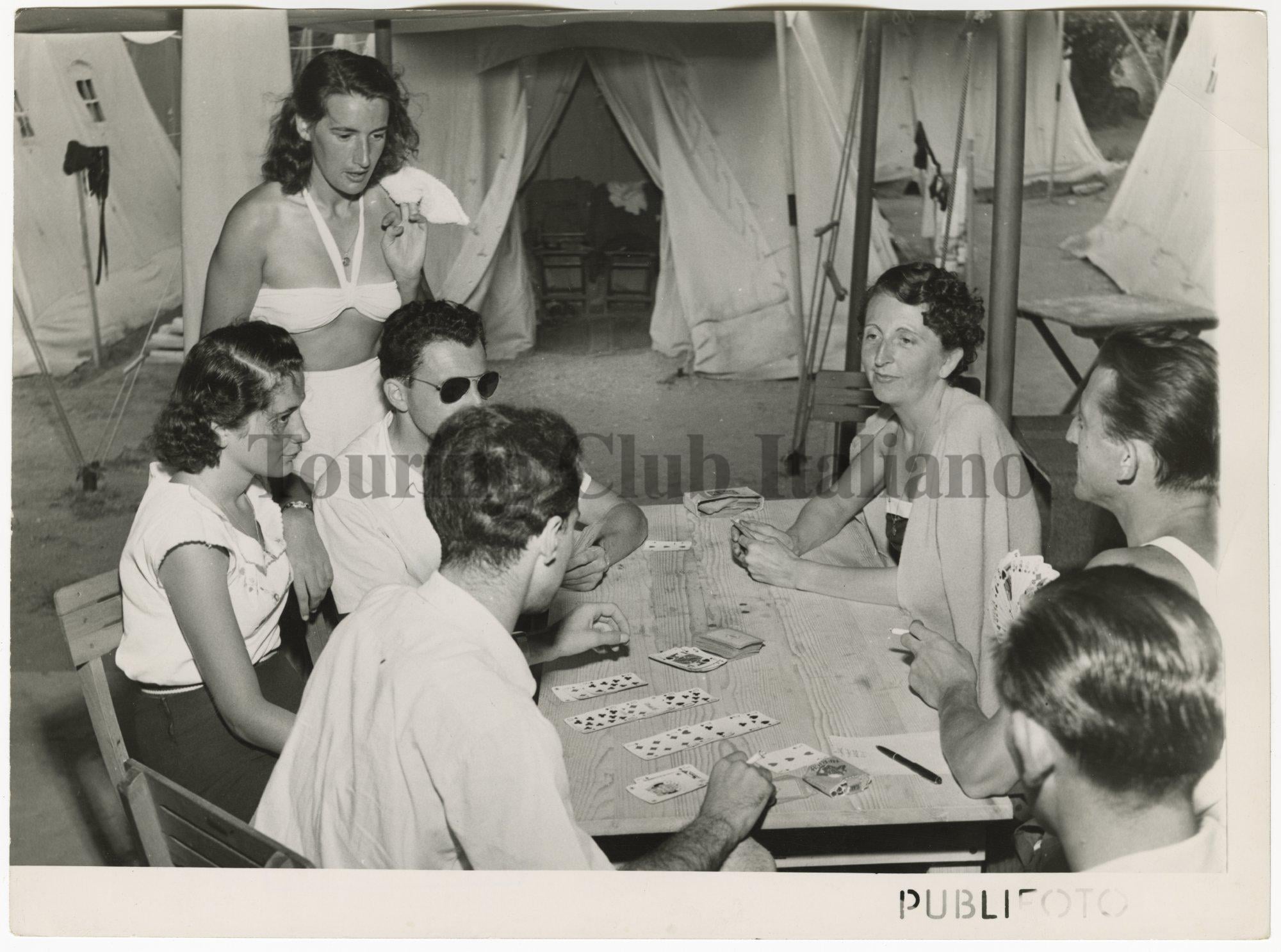 Partita a carte al campeggio del Touring a Fiascherino, 1951