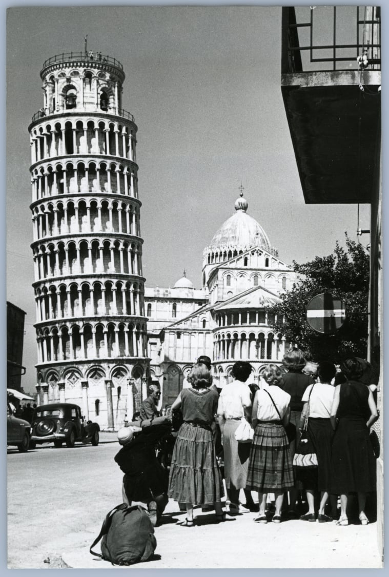 Turisti in Piazza dei Miracoli a Pisa, 1960