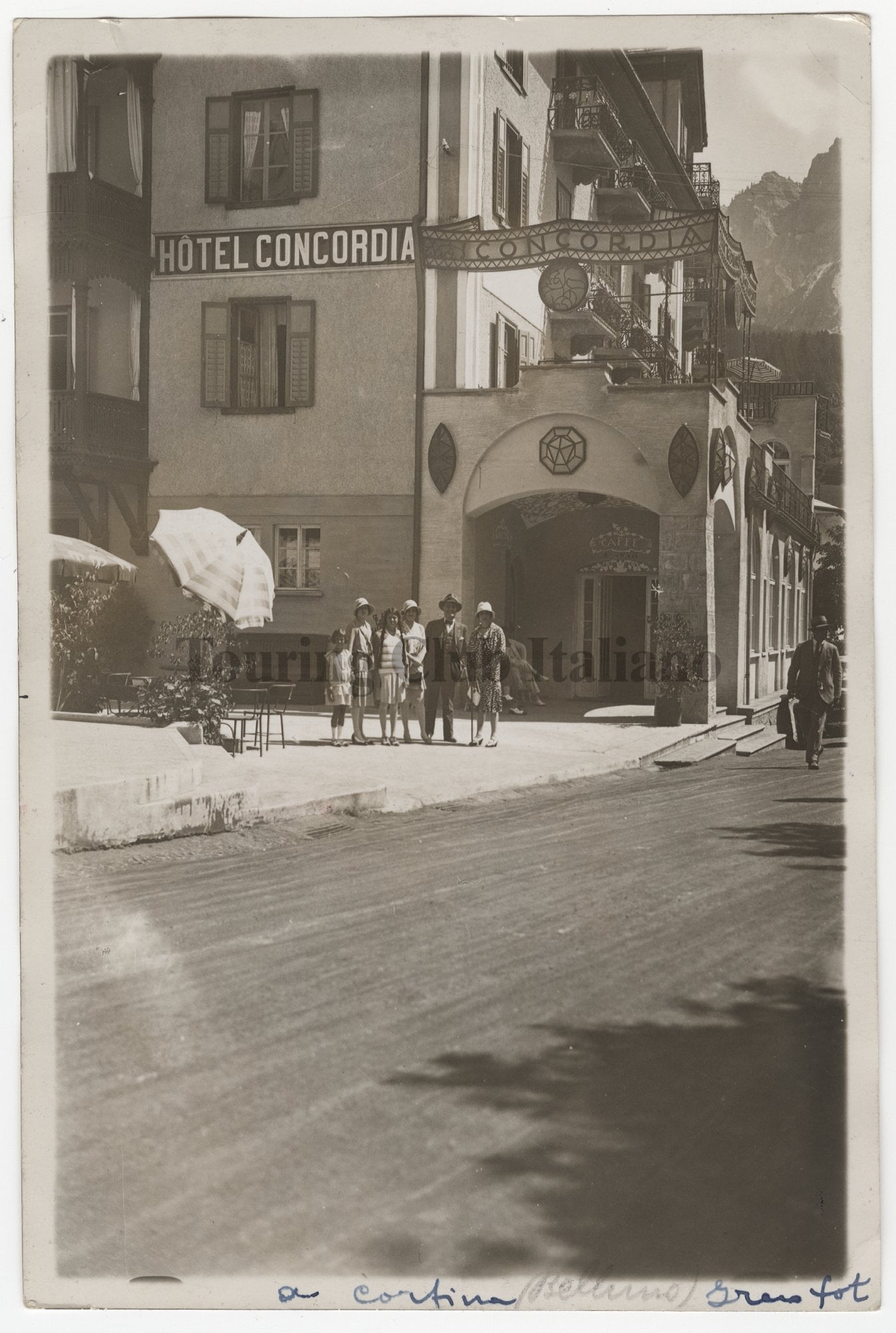 Ritratto familiare davanti all'Hotel Concordia a Cortina d'Ampezzo, 1930