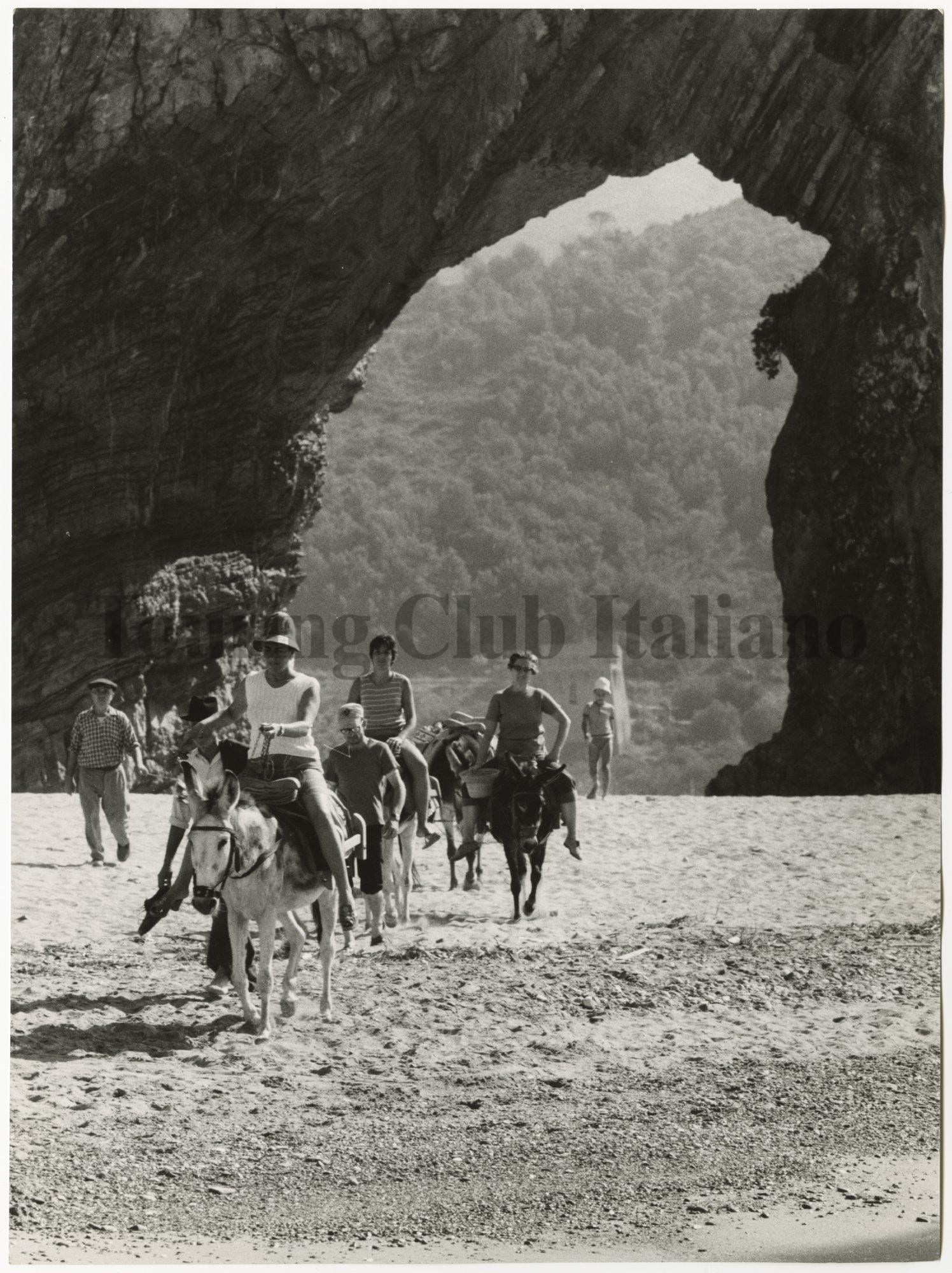 Villaggio del Touring a Marina di Camerota: passeggiata sugli asini, 1968