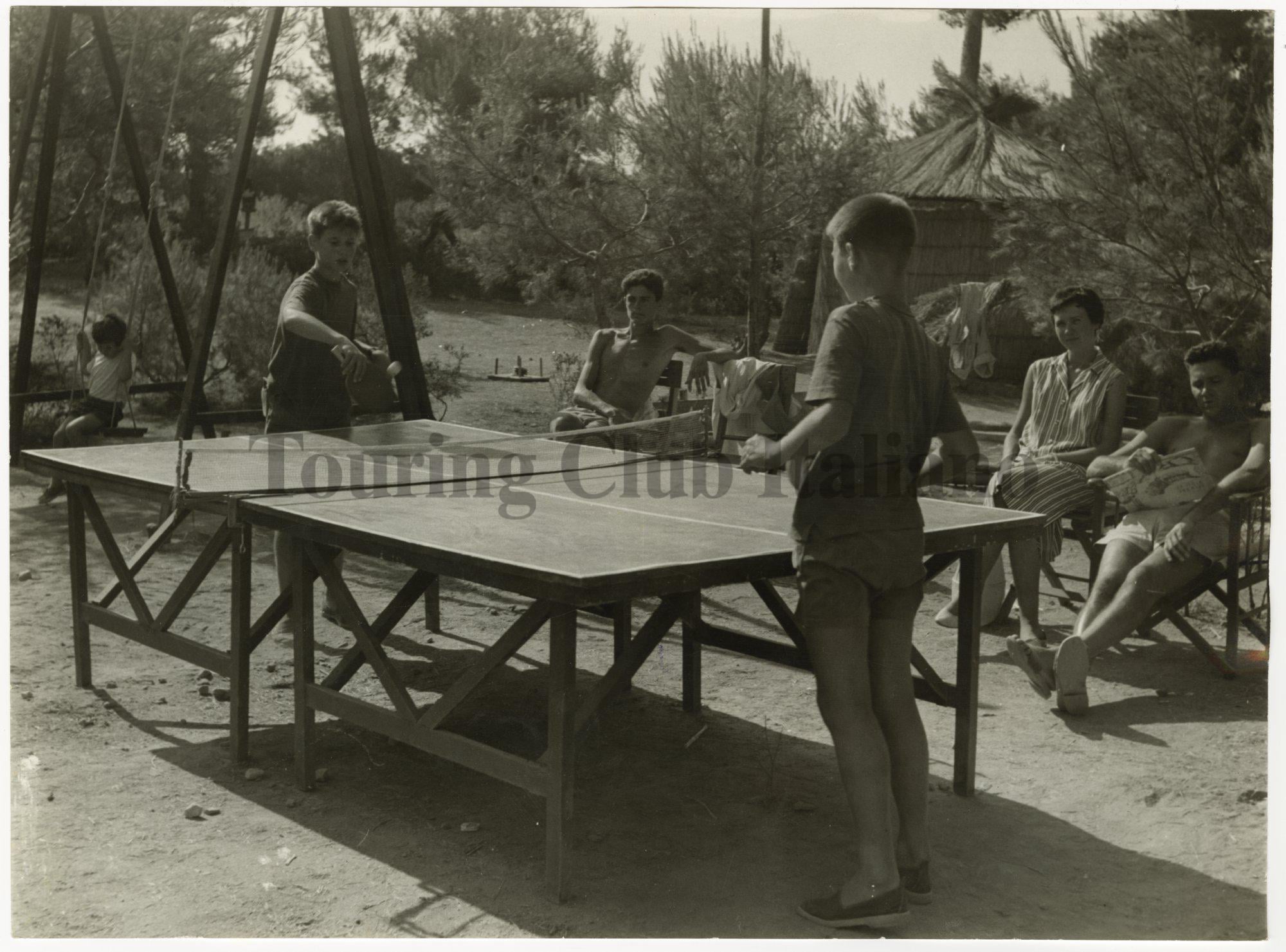 Giochi al Campeggio del Touring alle Isole Tremiti, 1958