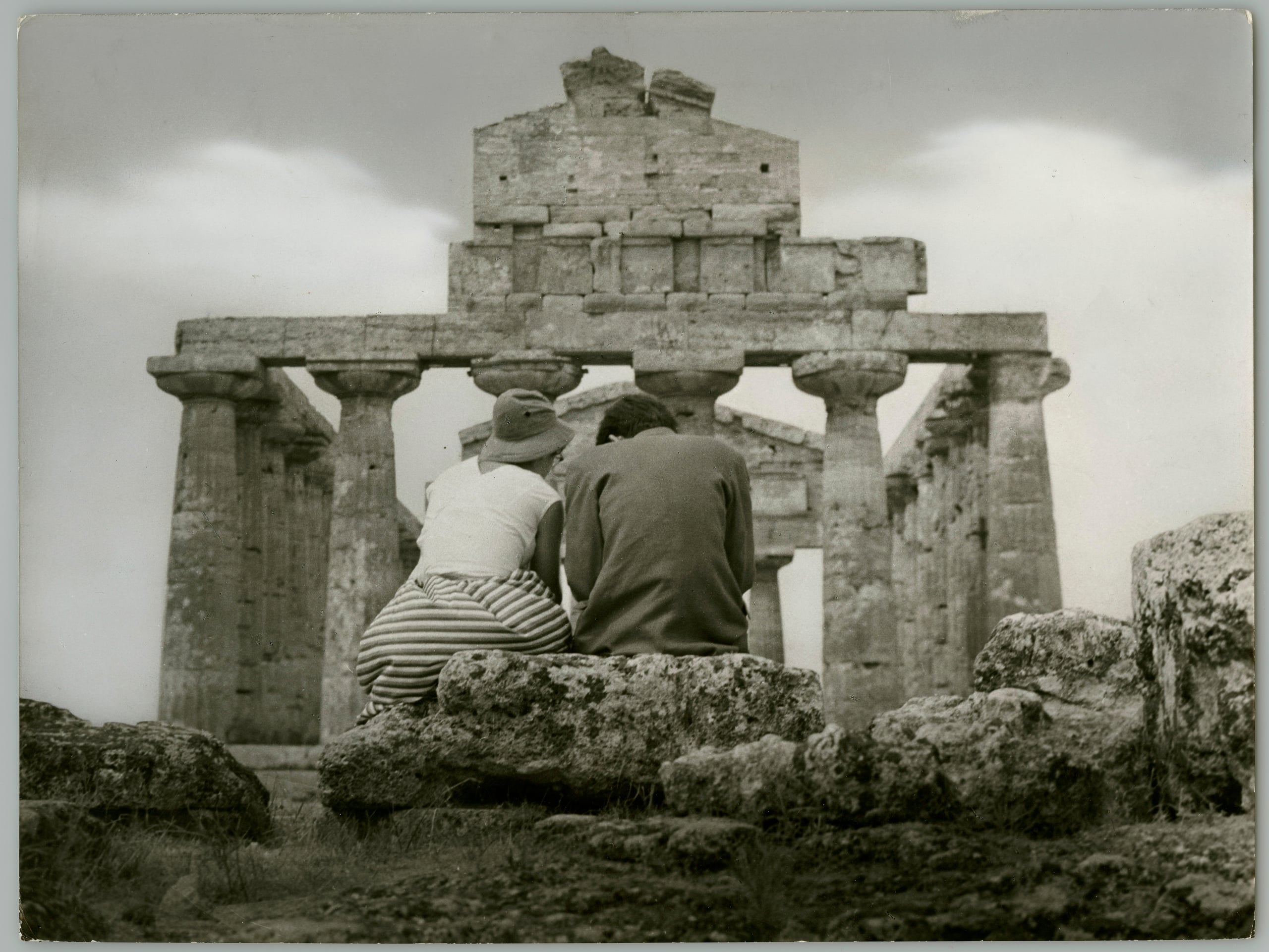 Due turisti al Tempio di Cerere a Paestum, 1960