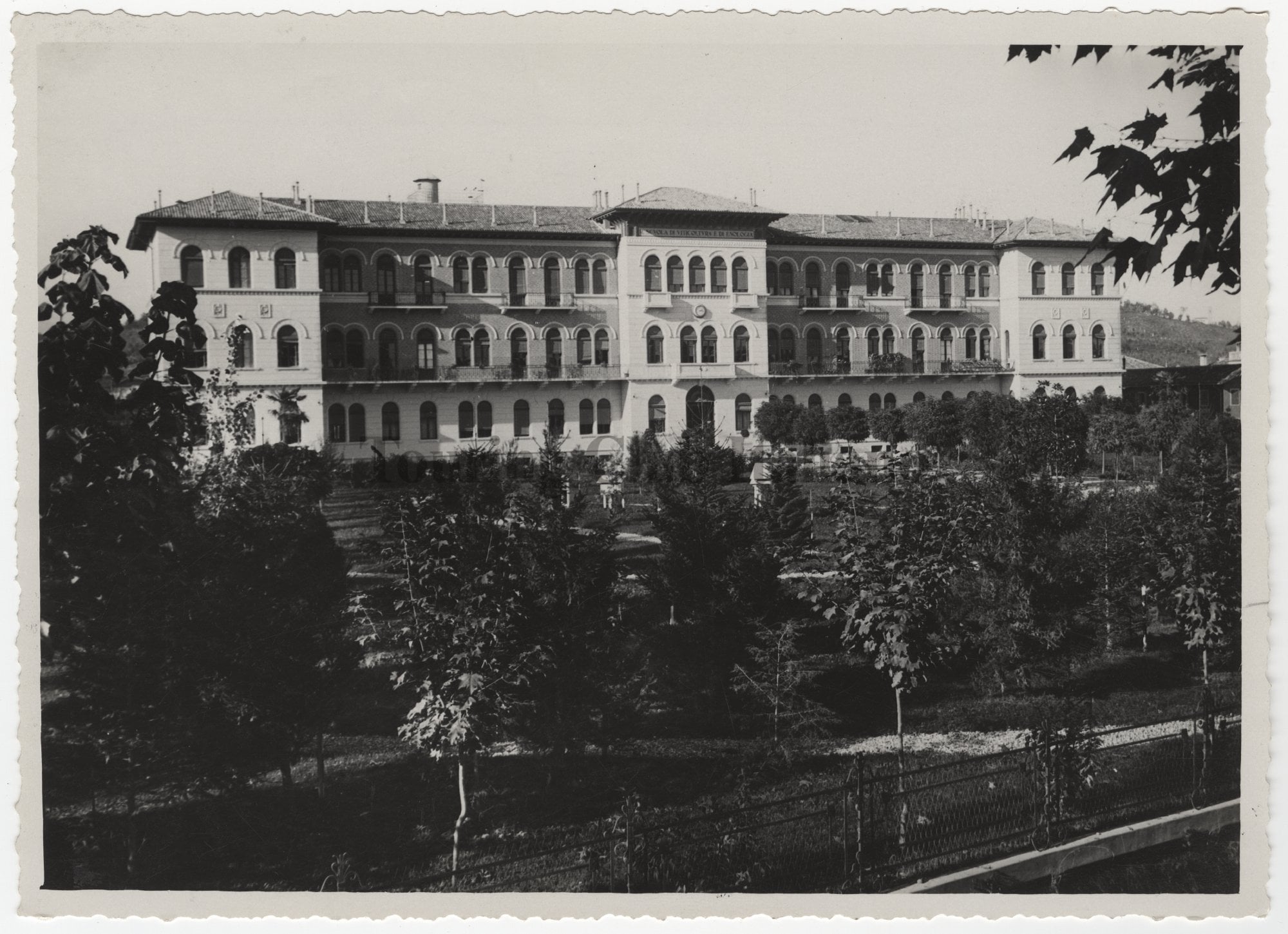 Veduta del palazzo della Regia Scuola Enologica di Conegliano, 1930