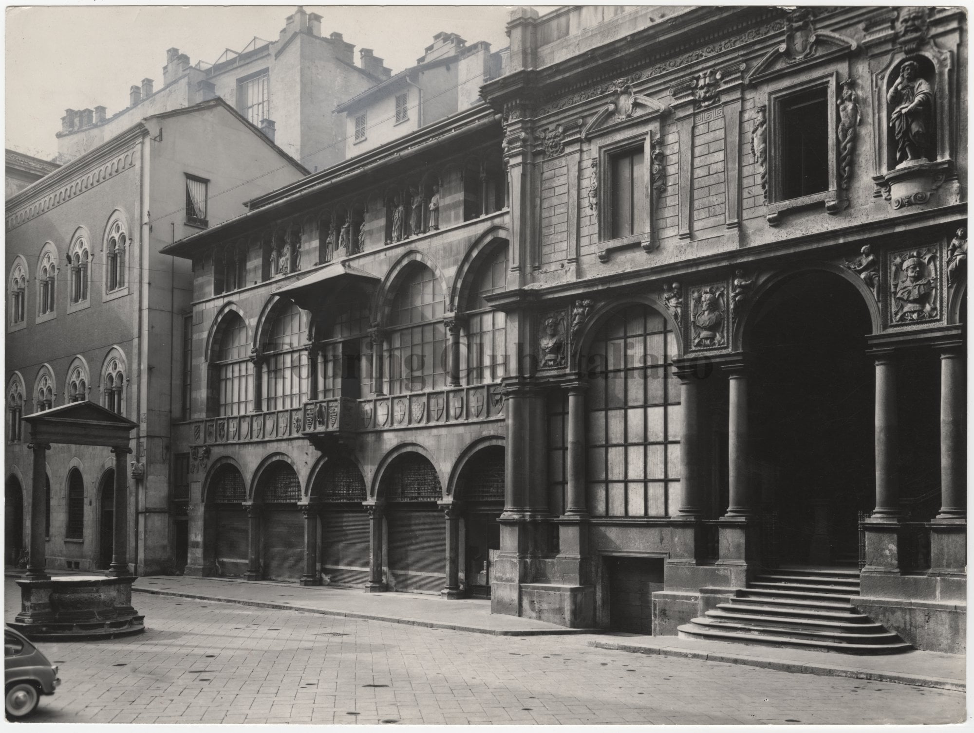 Milano: piazza dei Mercanti con la Loggia degli Osii e il palazzo delle Scuole Palatine, 1950