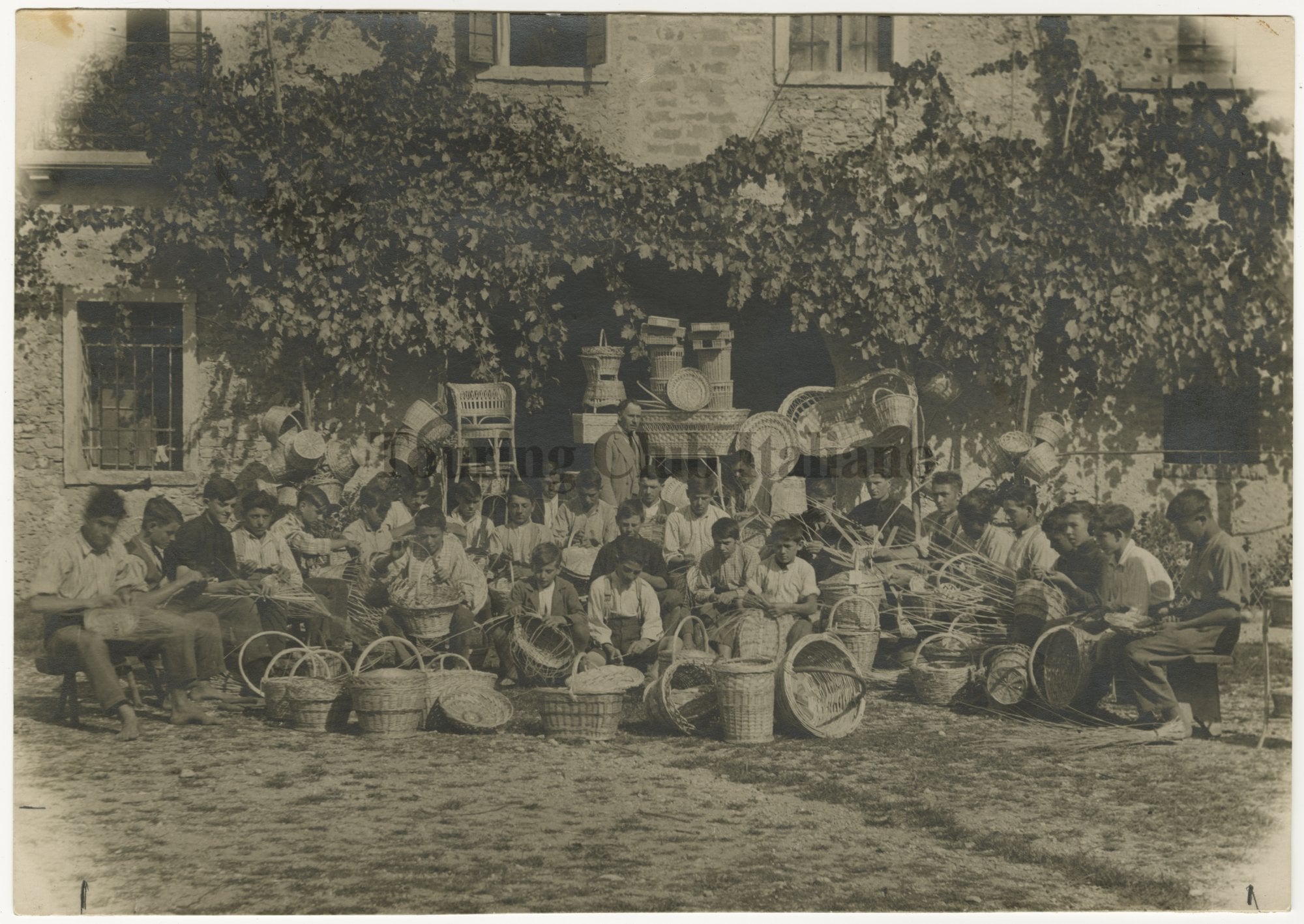 Gli allievi del corso per la lavorazione del vimini a Fontigo di Sernaglia, 1931