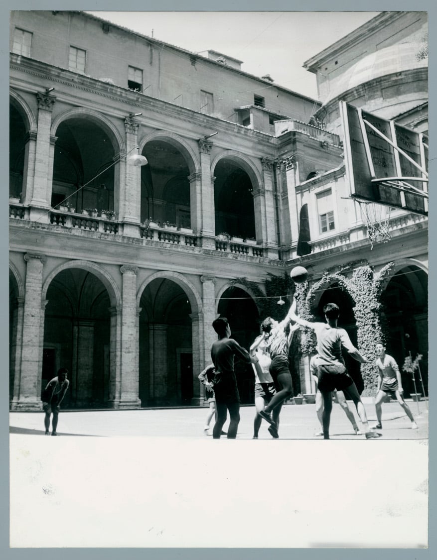 Partita a basket nel cortile del Collegio Romano a Roma, 1958