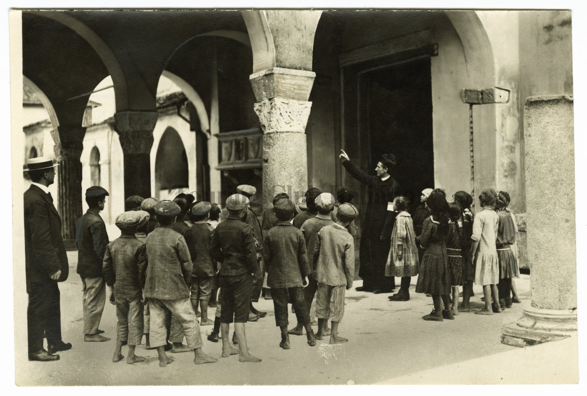 Lezione di storia alla Basilica di Aquileia, 1920