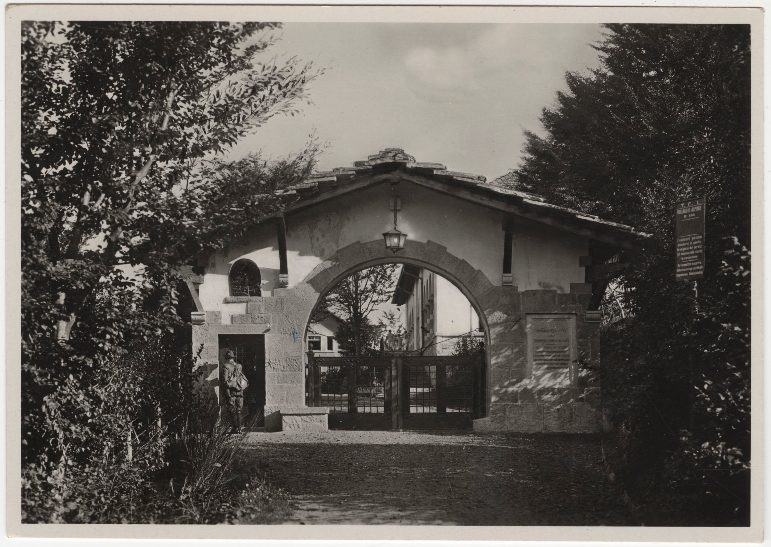 Il Villaggio Alpino del TCI in Valganna: ingresso principale, 1934