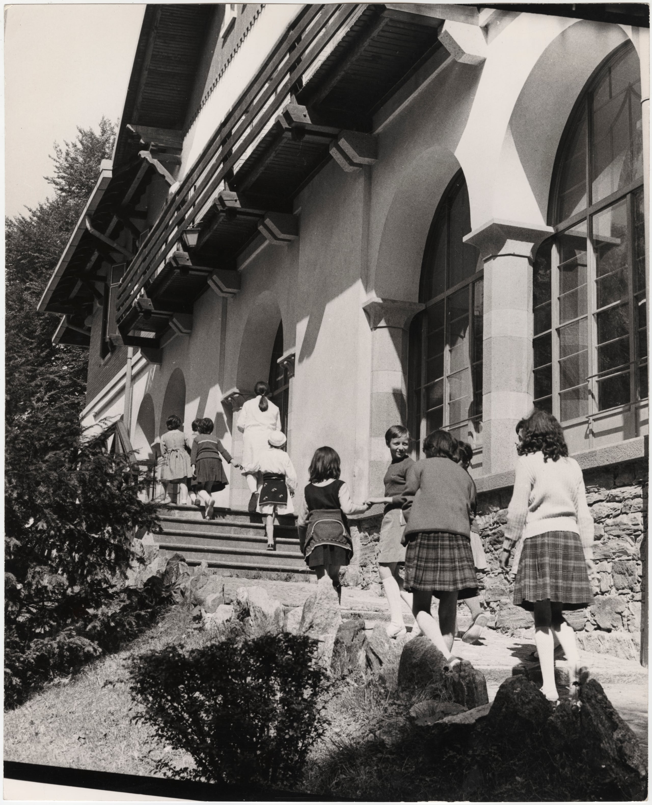Bambine mentre si recano all'interno dello stabile, 1969
