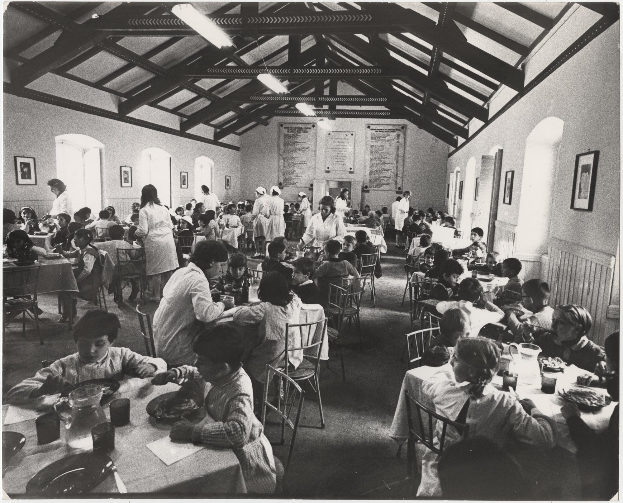 La mensa del Villaggio Alpino del Touring, 1969