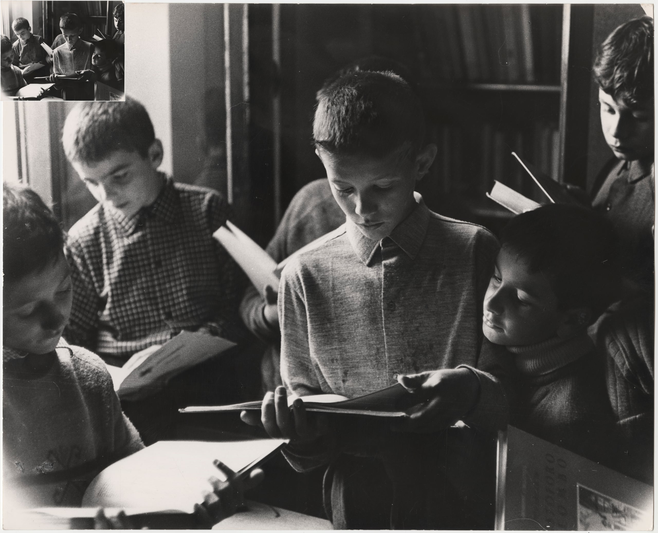 Momento di lettura al Villaggio Alpino del Touring, 1969