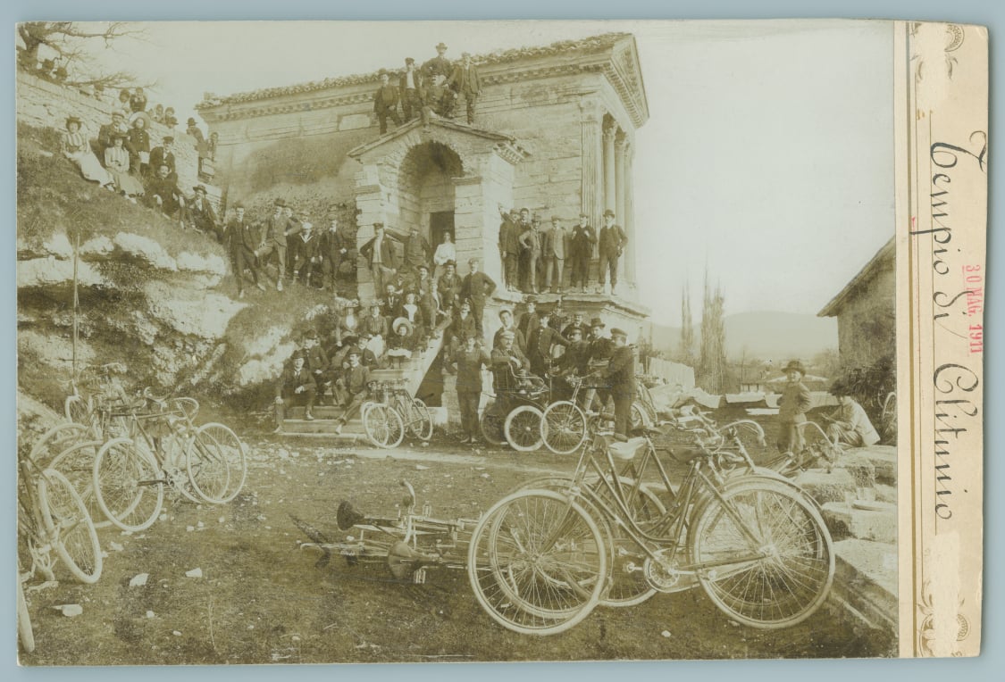Alcuni soci del TCI di Foligno durante una gita alle fonti del Clitunno, 1903