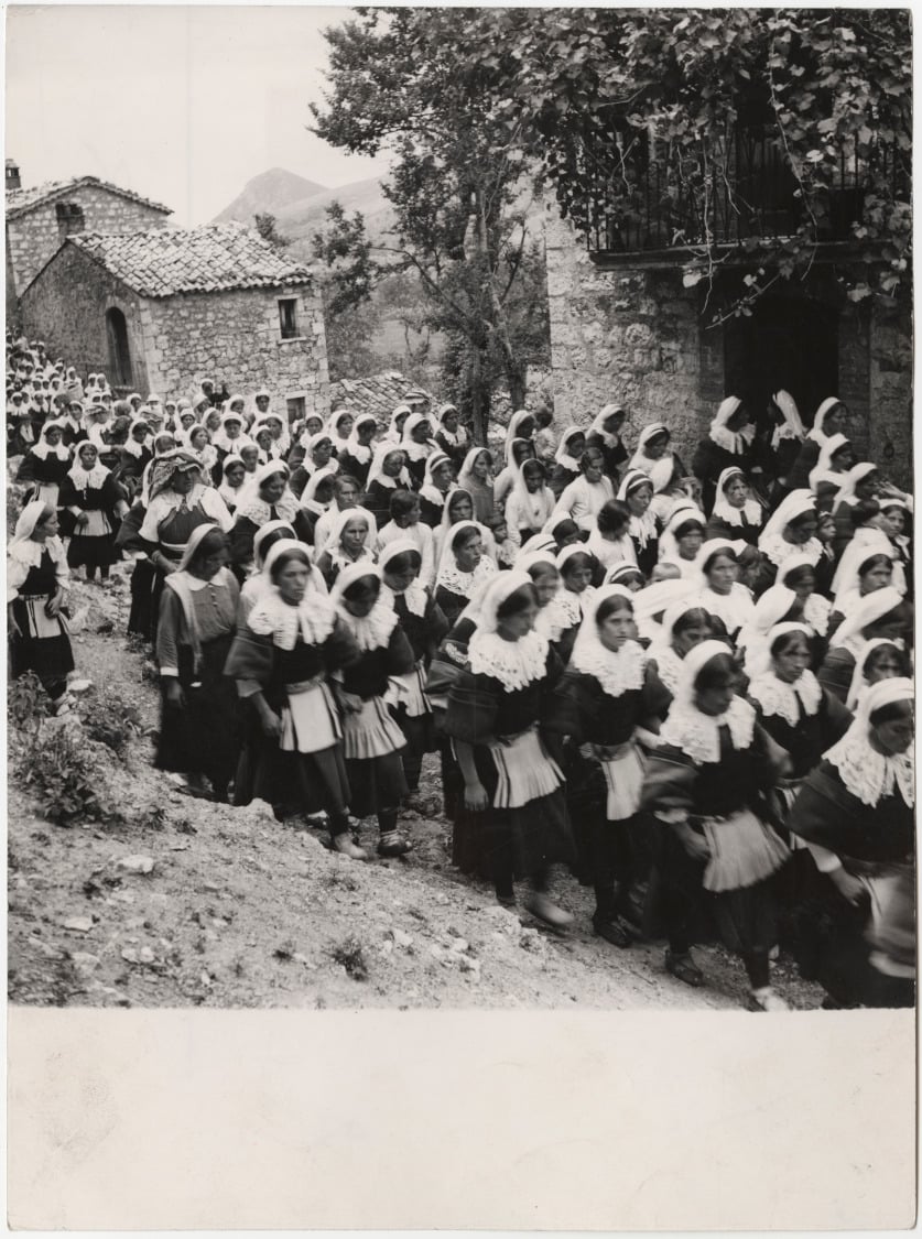 Donne in costume tradizionale a Gallo Matese, 1954