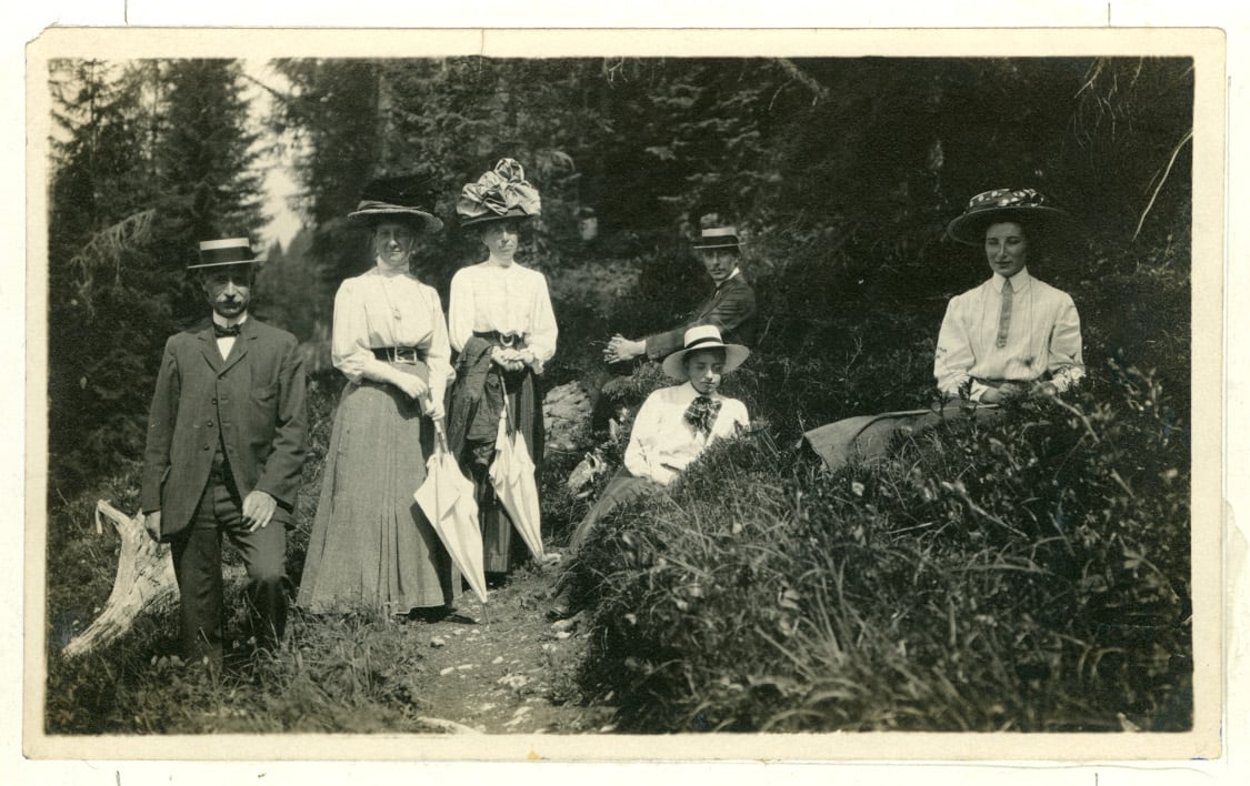 Gita di famiglia nei boschi di San Martino di Castrozza, 1910